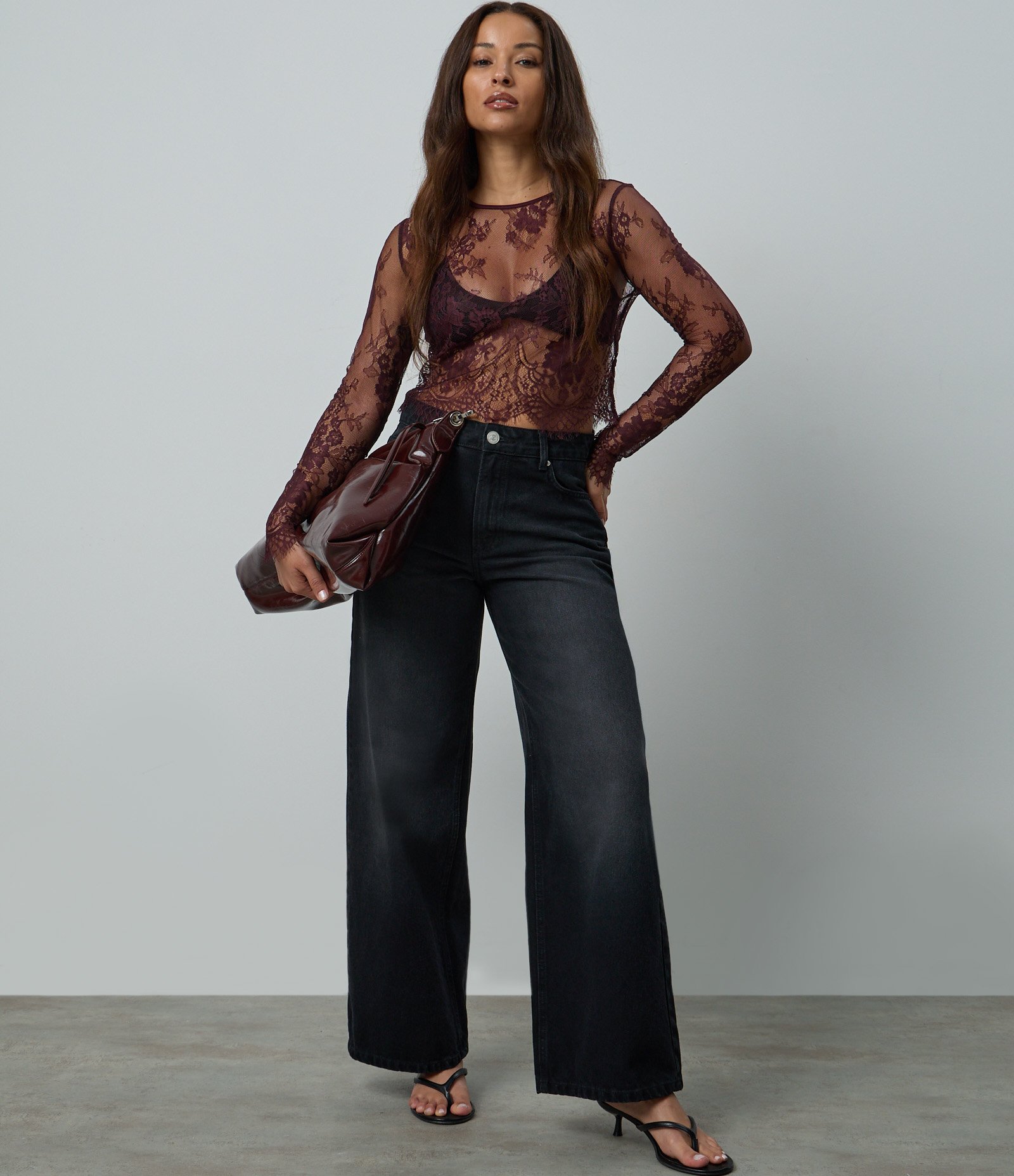 Blusa Gola Alta com Desenhos de Flores em Renda Bordô 2