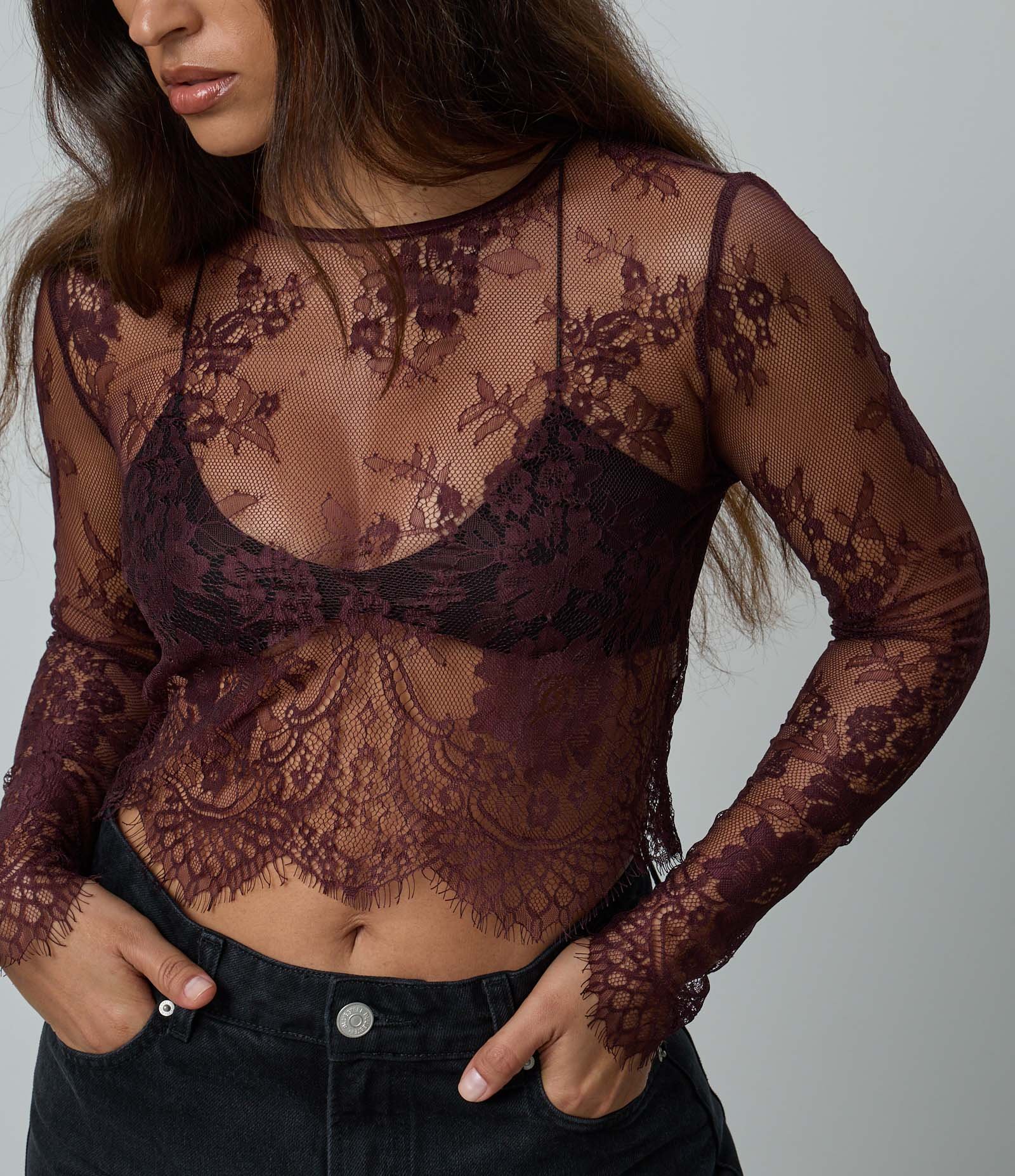 Blusa Gola Alta com Desenhos de Flores em Renda Bordô 3