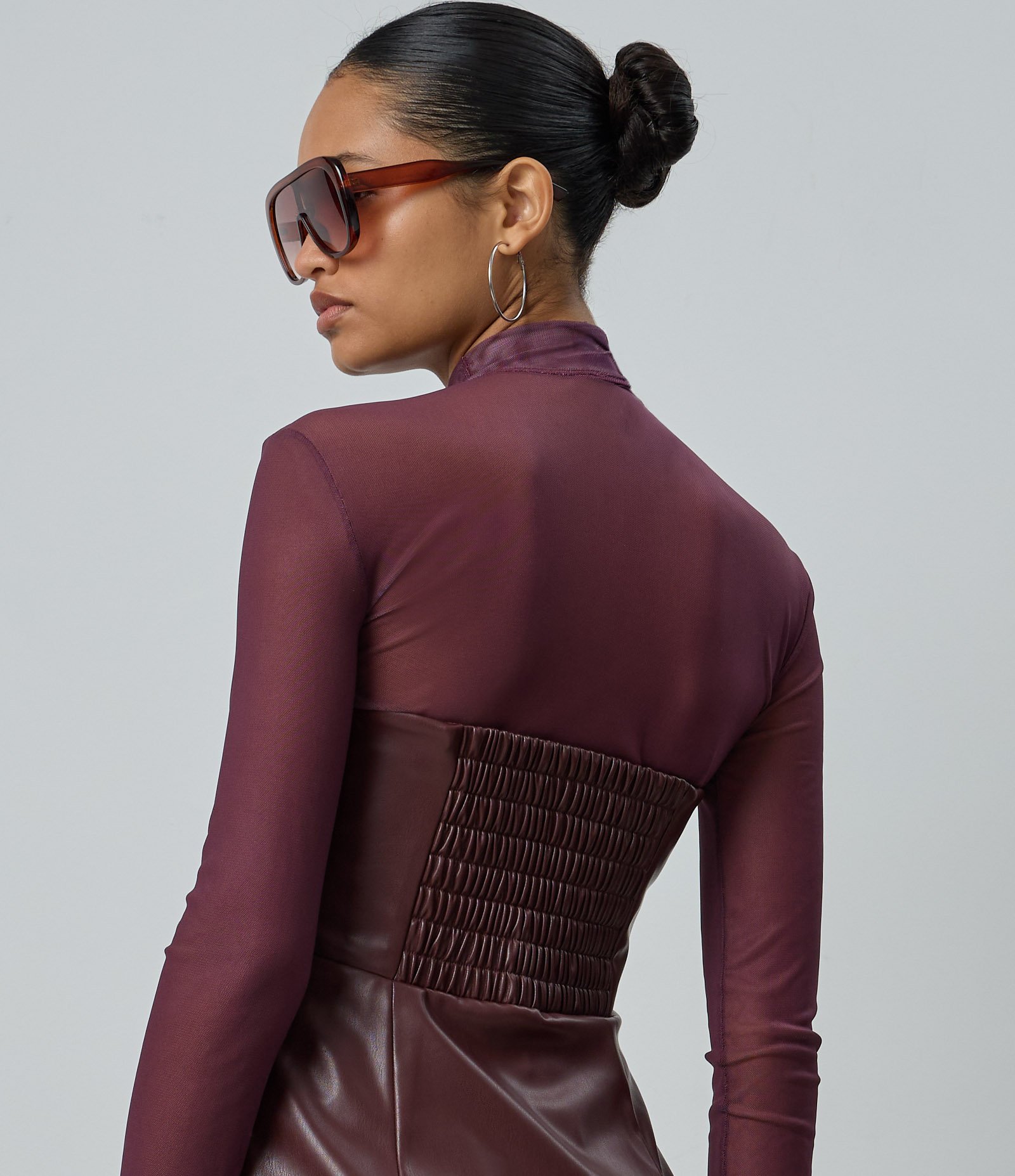 Vestido Curto em PU com Decote Franzido no Busto Bordô 4
