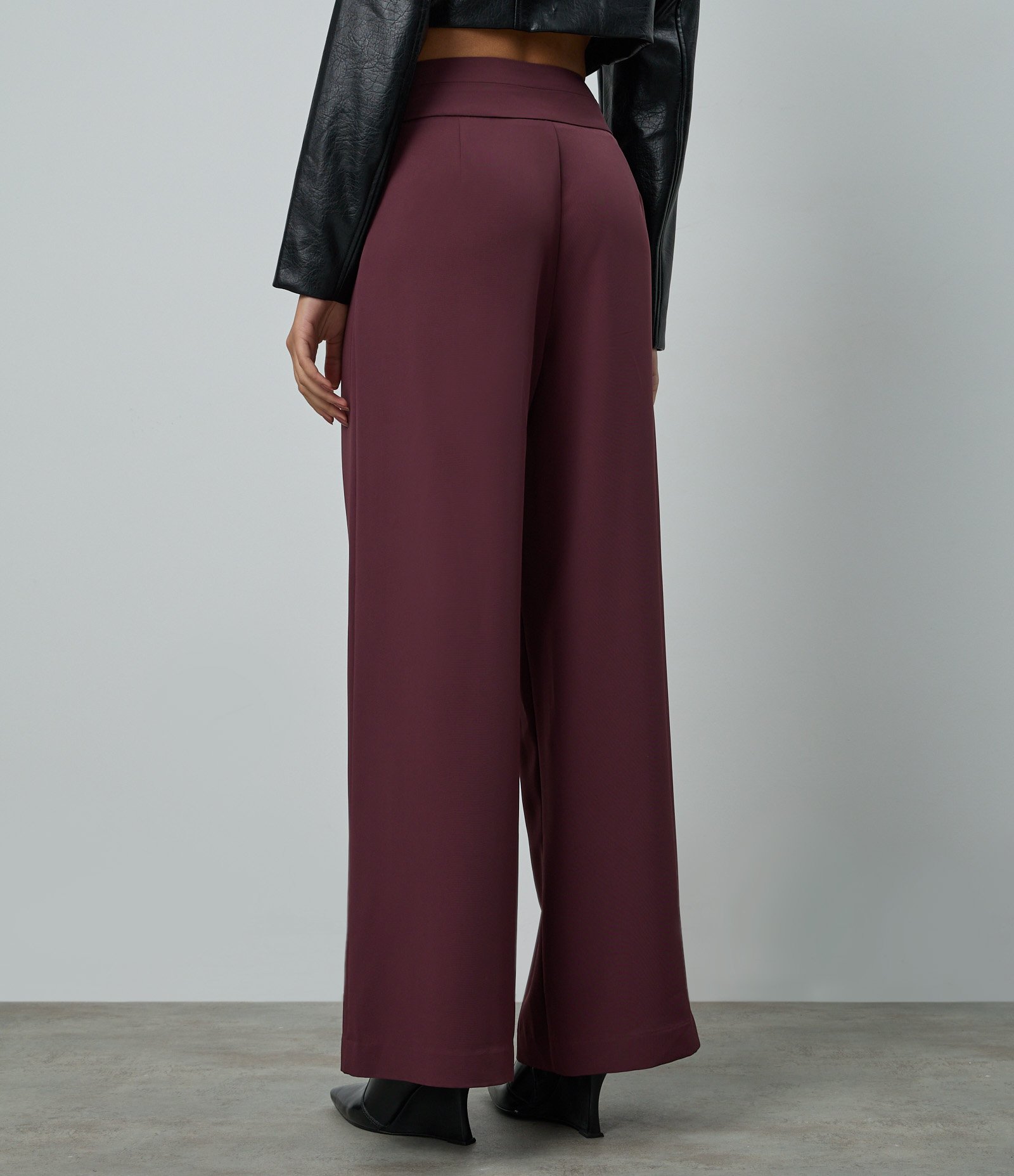 Calça Pantalona Alfaiatada com Cós Liso e Pregas Vinho 4