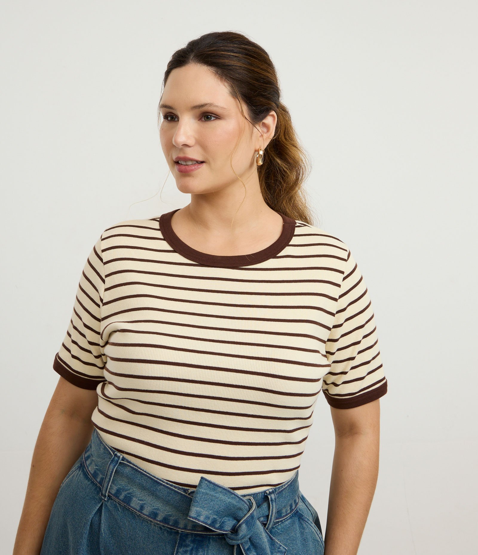Blusa Baby Look em Ribana Listrada Curve & Plus Size Bege 1