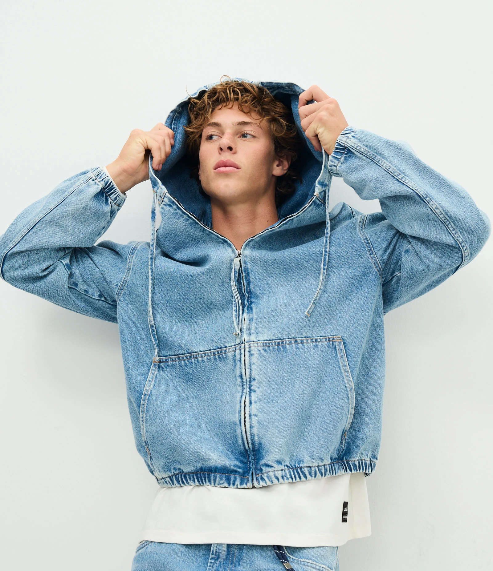 Jaqueta Bomber em Jeans com Zíper e Capuz Jeans Claro 1