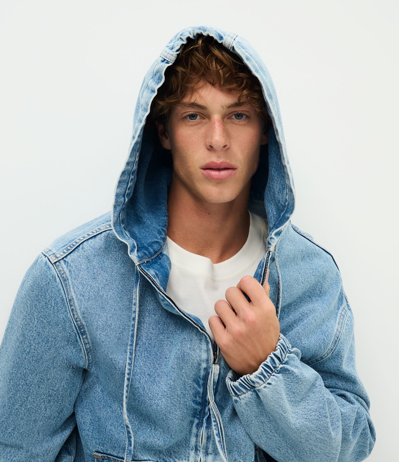 Jaqueta Bomber em Jeans com Zíper e Capuz Jeans Claro 2