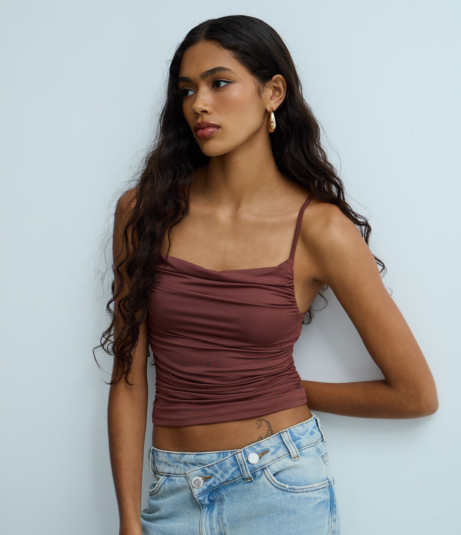 Blusa Meia Malha com Alças Finas e Franzidos nas Laterais Marrom 1