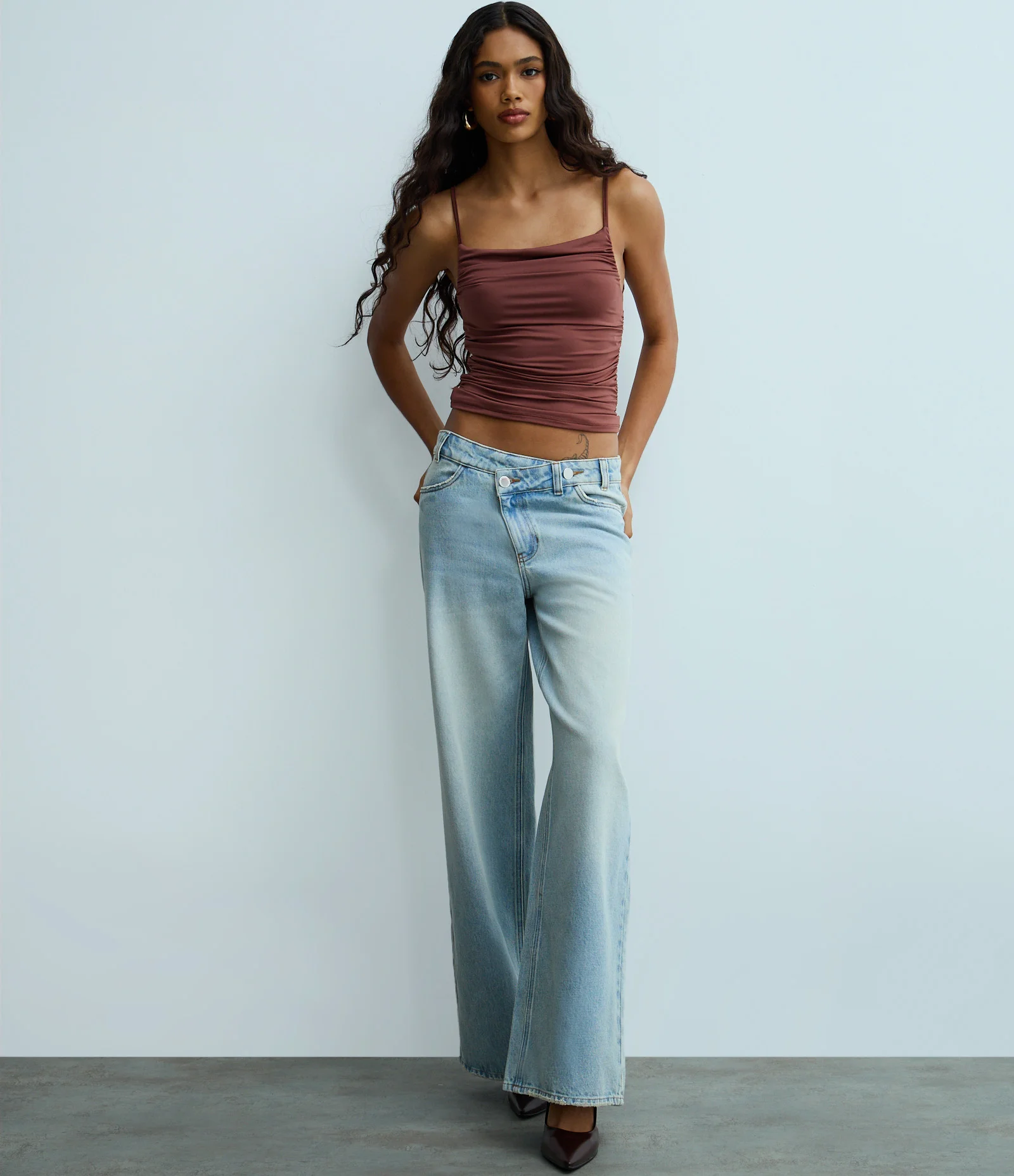 Blusa Meia Malha com Alças Finas e Franzidos nas Laterais Marrom 2