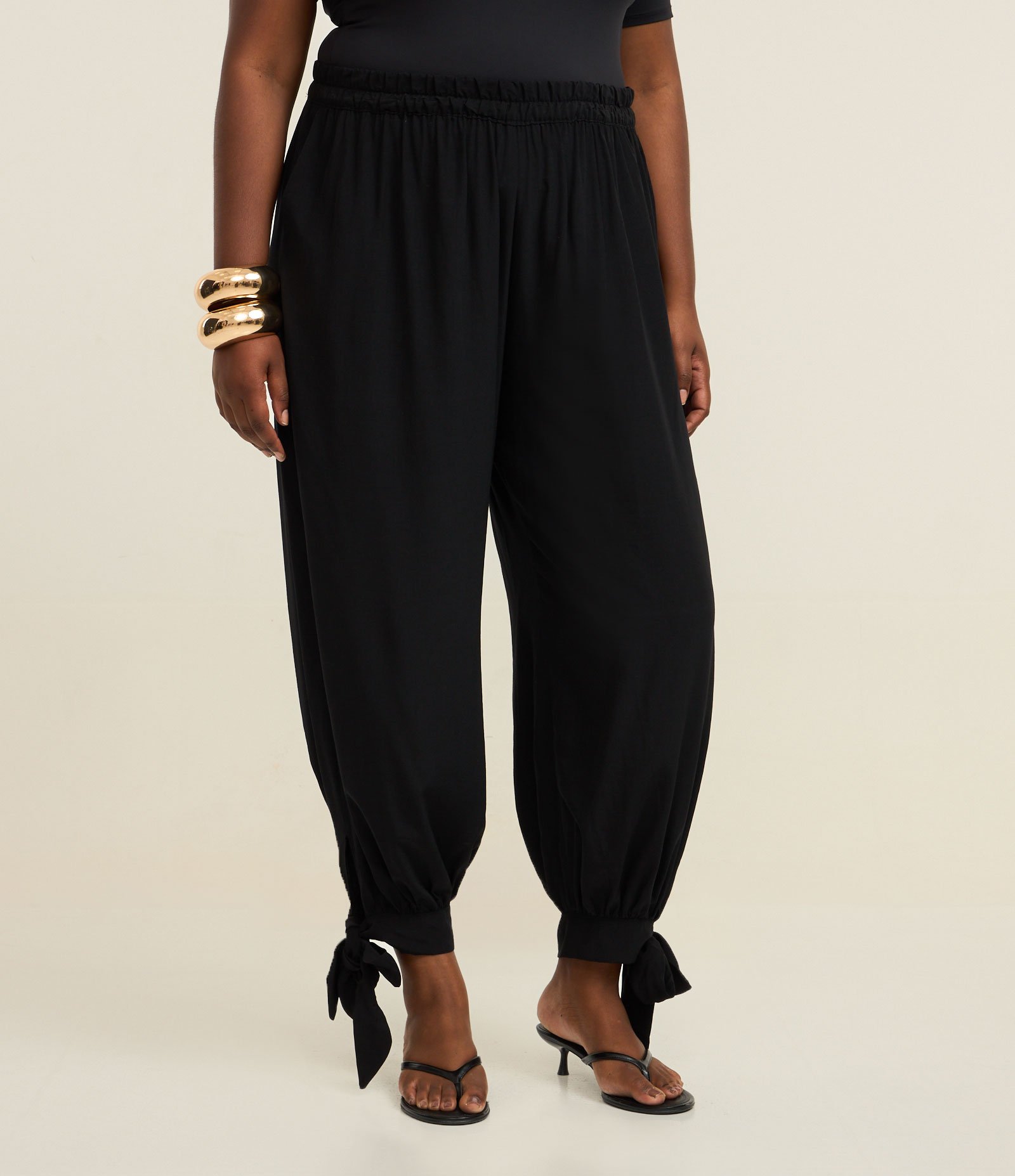 Calça Ballom em Cetim com Laço na Barra Curve & Plus Size Preto 2