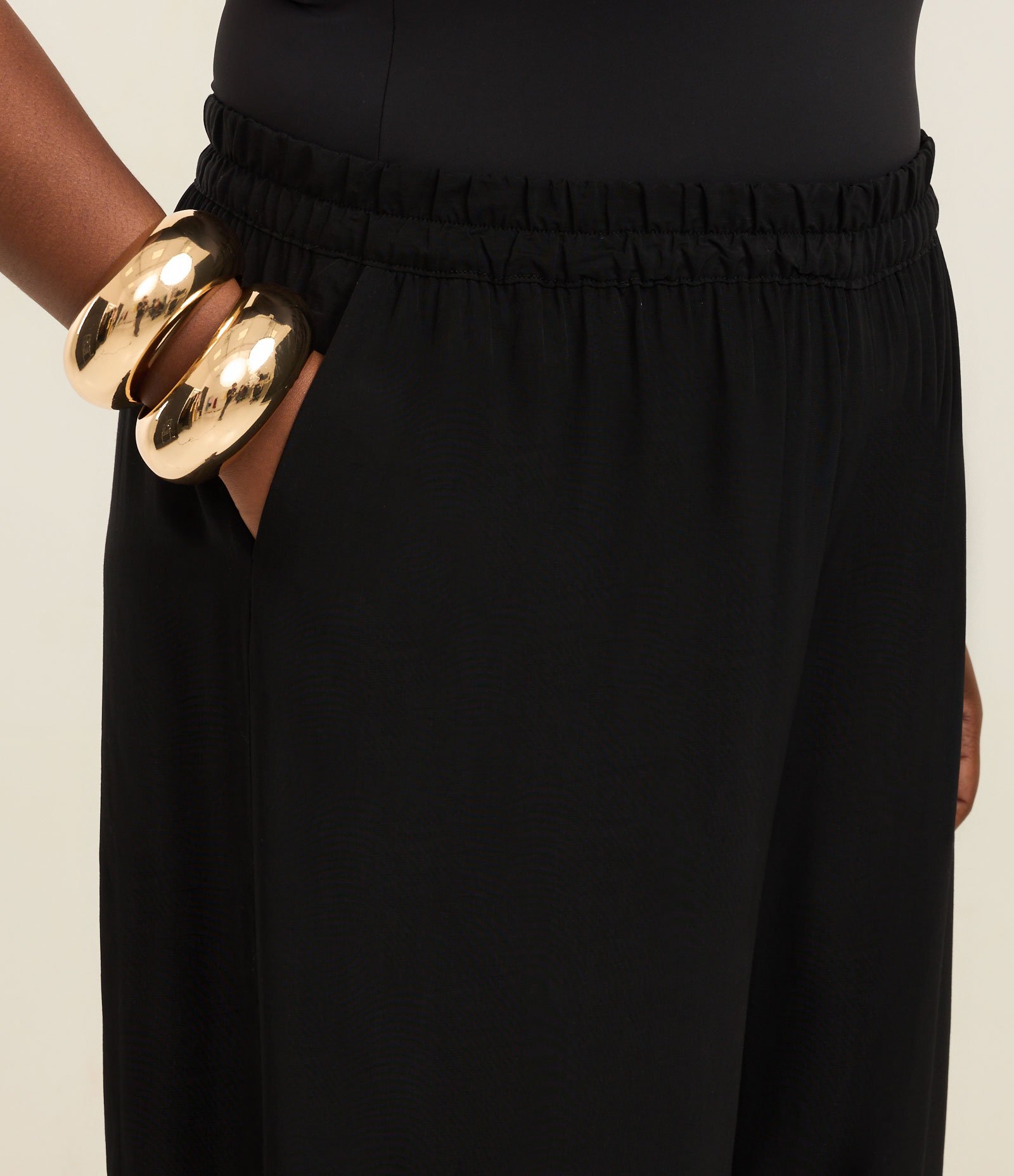 Calça Ballom em Cetim com Laço na Barra Curve & Plus Size Preto 3