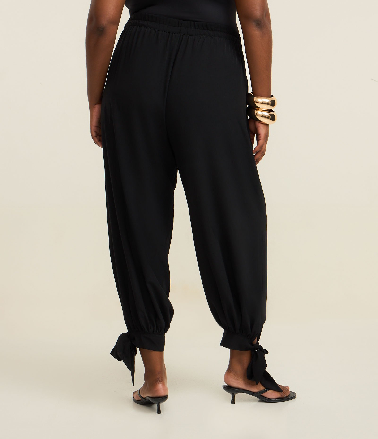 Calça Ballom em Cetim com Laço na Barra Curve & Plus Size Preto 4