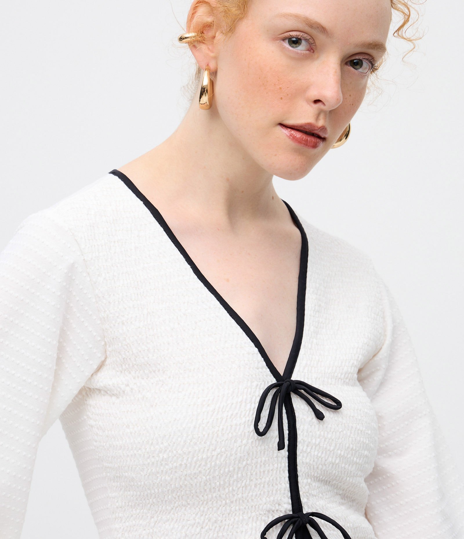 Blusa Cropped Texturizada com Amarrações Frontais Branco 3