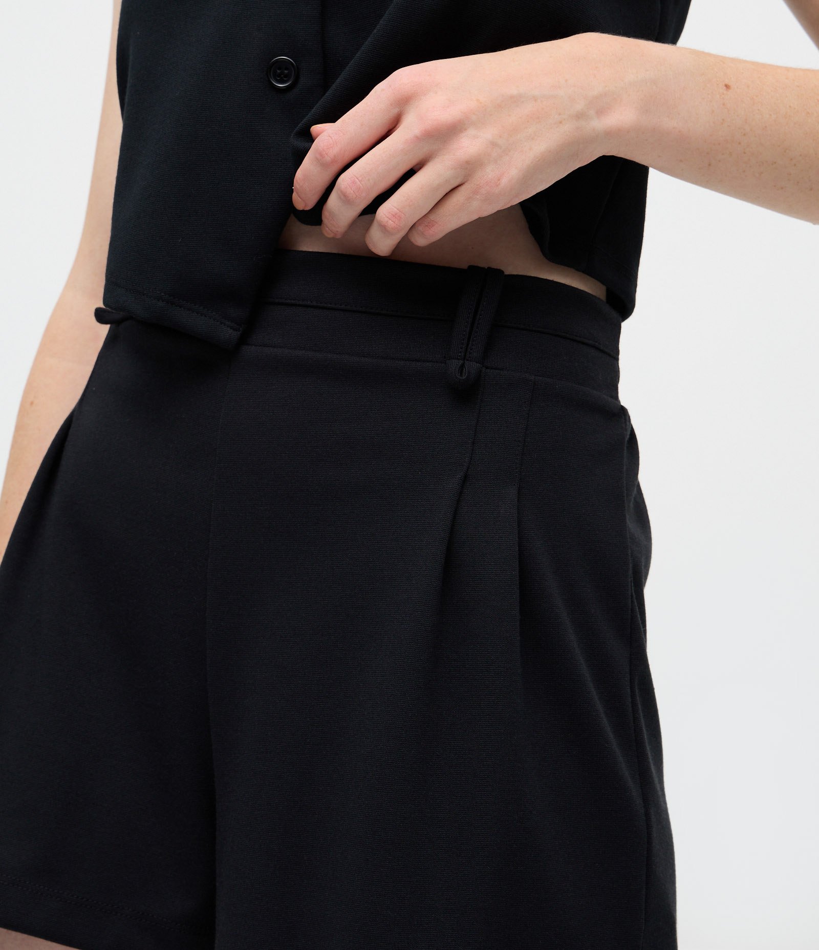 Short Curto em Ponto Roma com Pregas e Passantes Preto 3