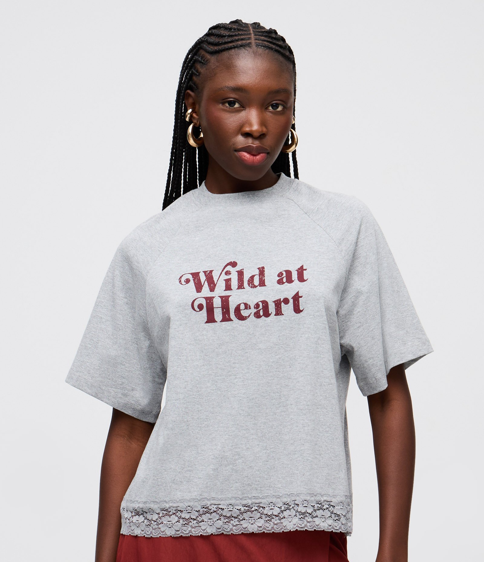 Camiseta em Algodão com Estampa Lettering e Barra em Renda Cinza Mescla 1