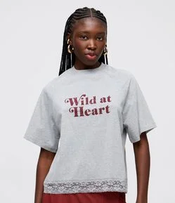 Camiseta em Algodão com Estampa Lettering e Barra em Renda