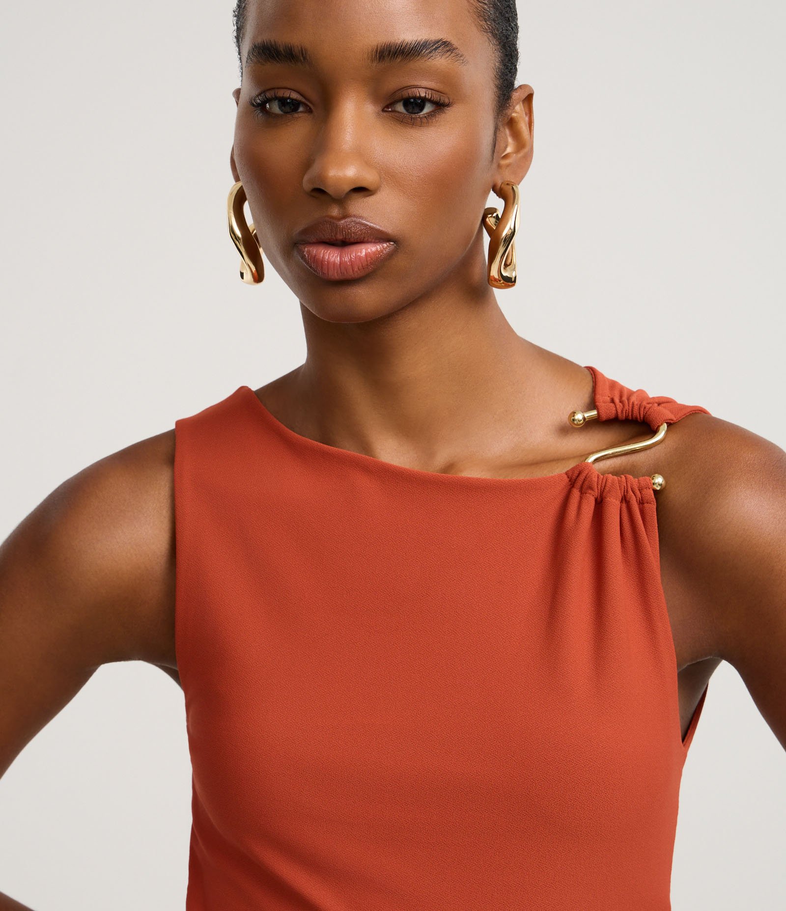 Blusa em Crepe com Decote Redondo e Aviamento na Alça Hot Sauce 1