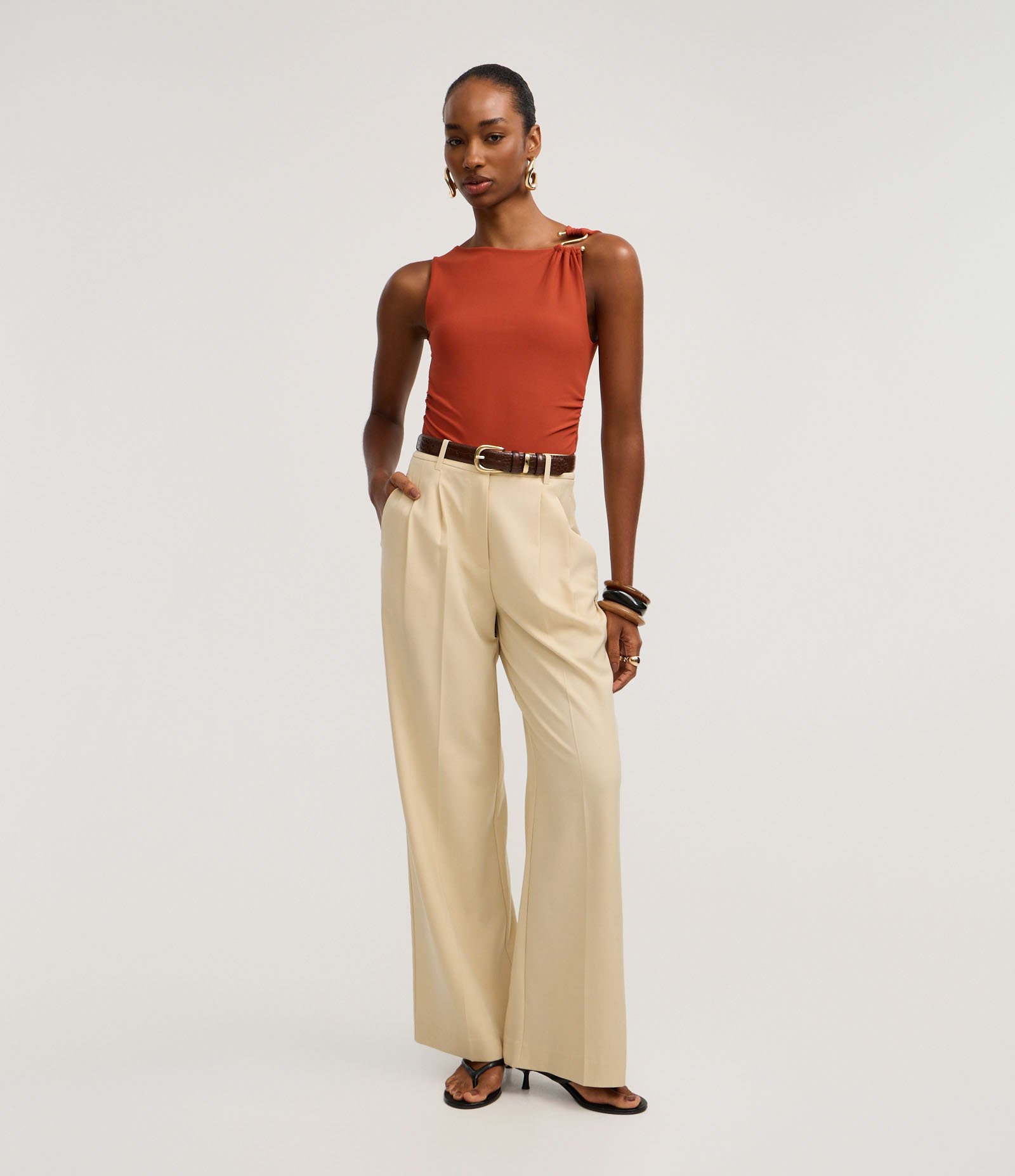 Blusa em Crepe com Decote Redondo e Aviamento na Alça Hot Sauce 3