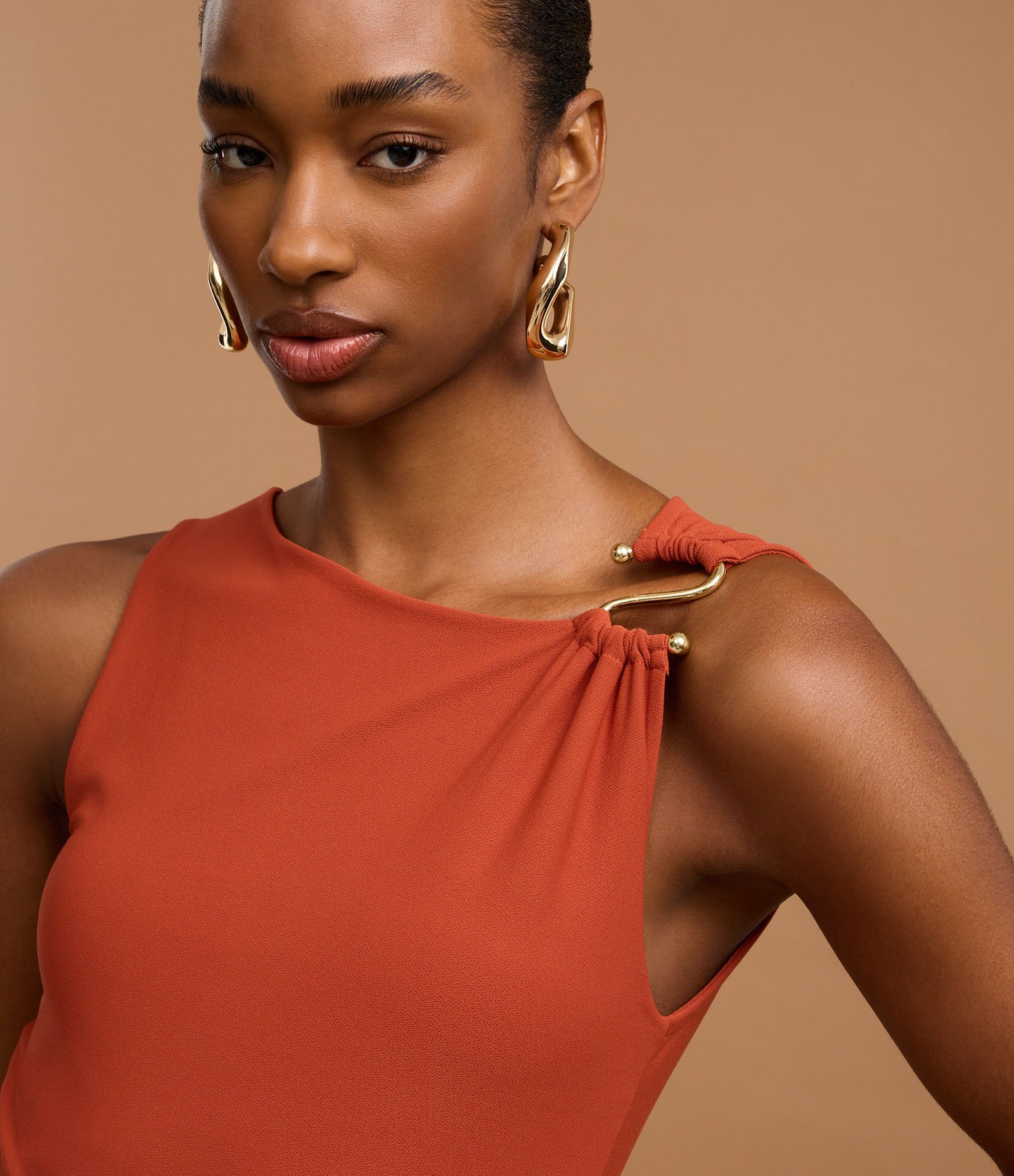 Blusa em Crepe com Decote Redondo e Aviamento na Alça Hot Sauce 6