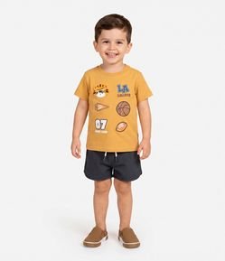 Camiseta Infantil com Estampa College e Aplicação Chenille – Tam 1 a 6 Anos