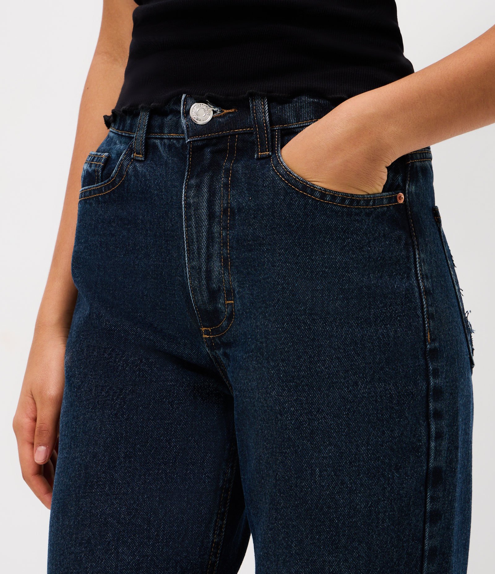 Calça Cropped Reta Jeans com Cintura Alta Escuro 4