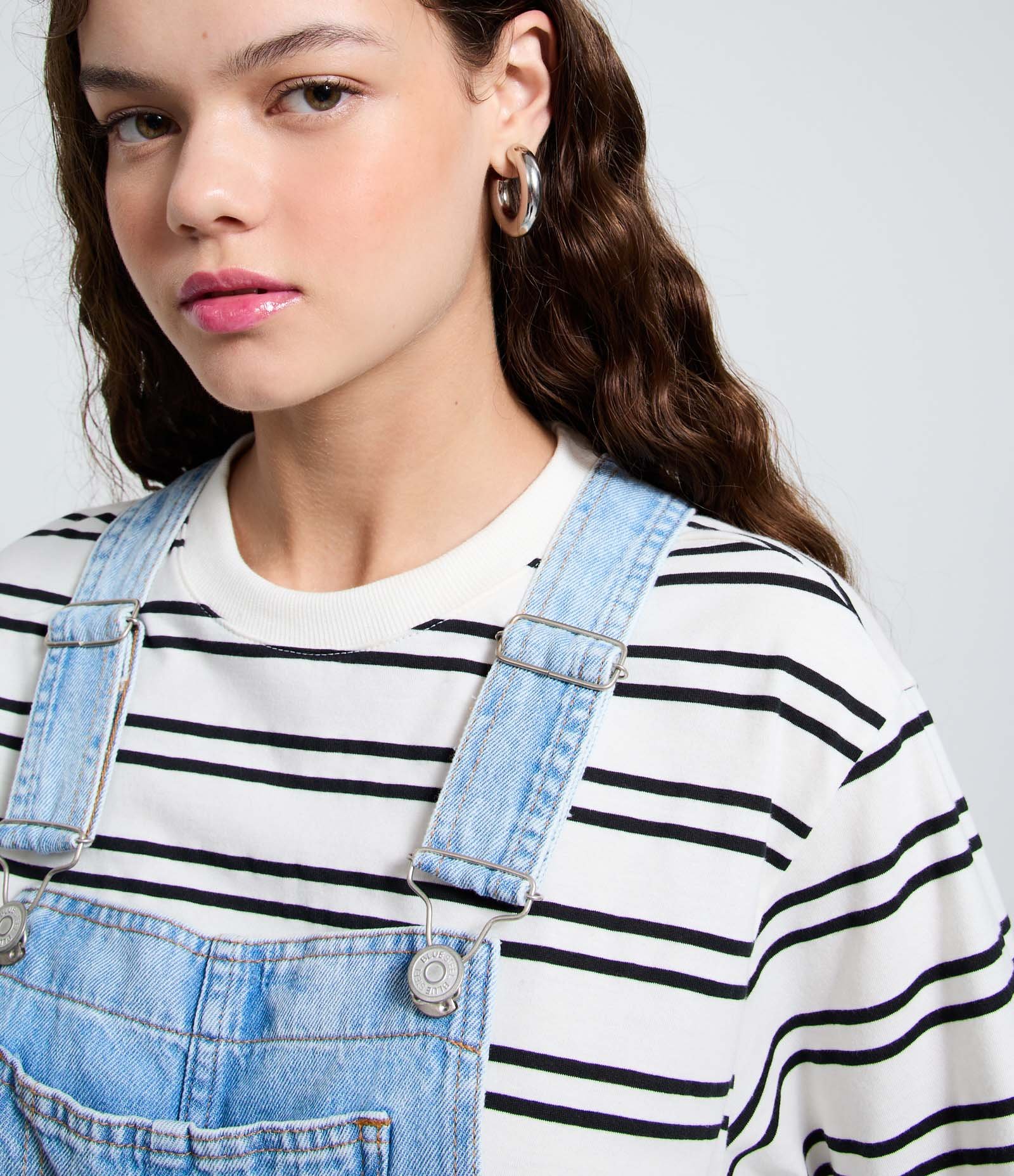 Jardineira Reta em Jeans com Alças Ajustáveis Azul Claro 2