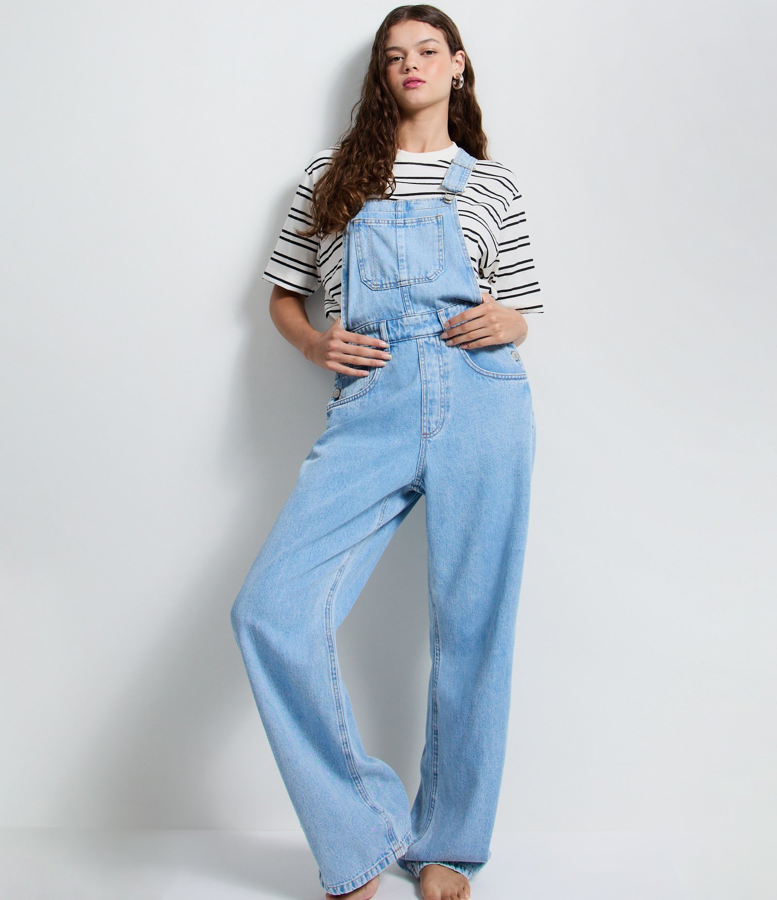 Jardineira Reta em Jeans com Alças Ajustáveis Azul Claro 4