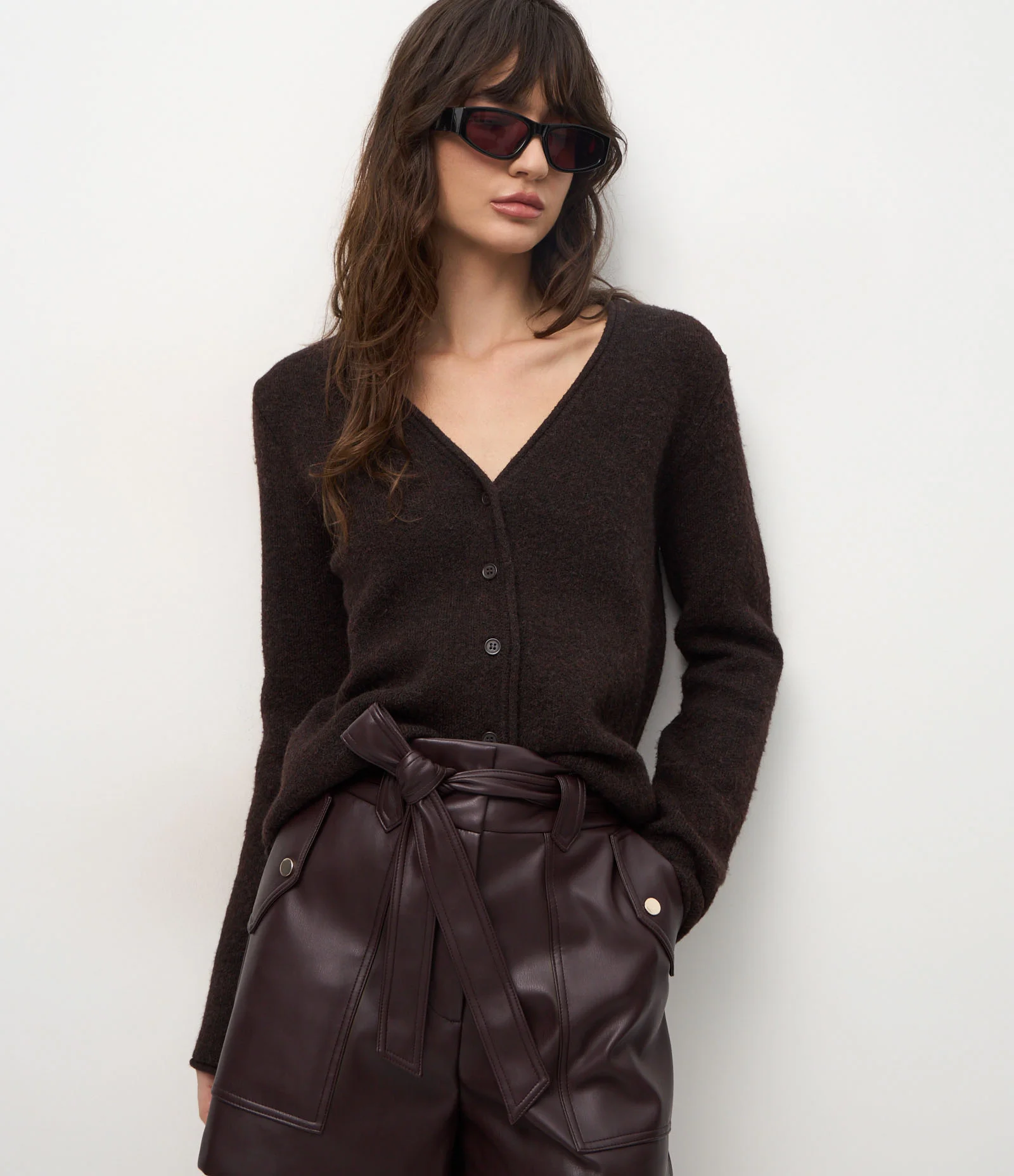 Cardigan em Tricô com Fechamento Frontal em Botões Marrom Escuro 1