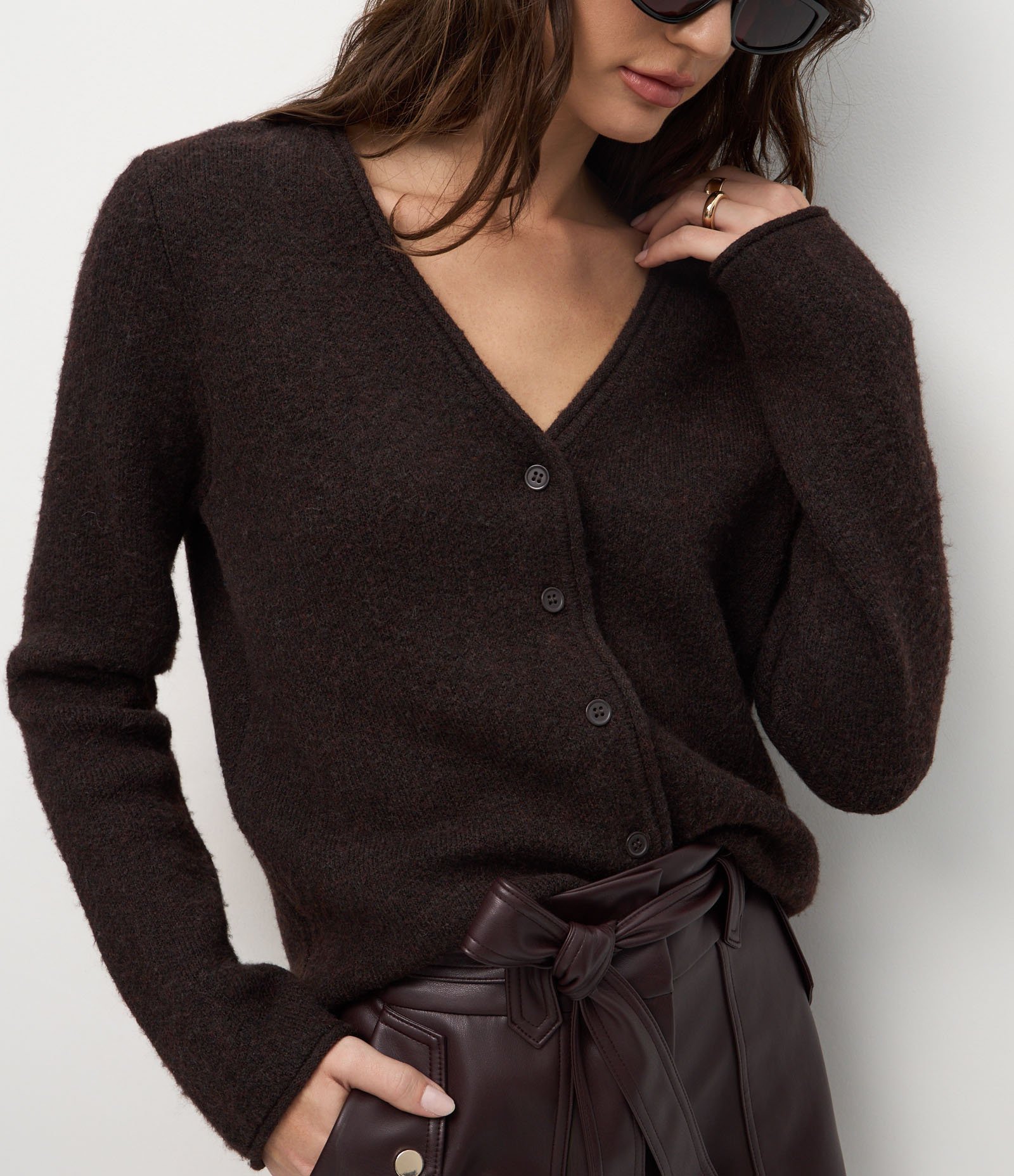 Cardigan em Tricô com Fechamento Frontal em Botões Marrom Escuro 4