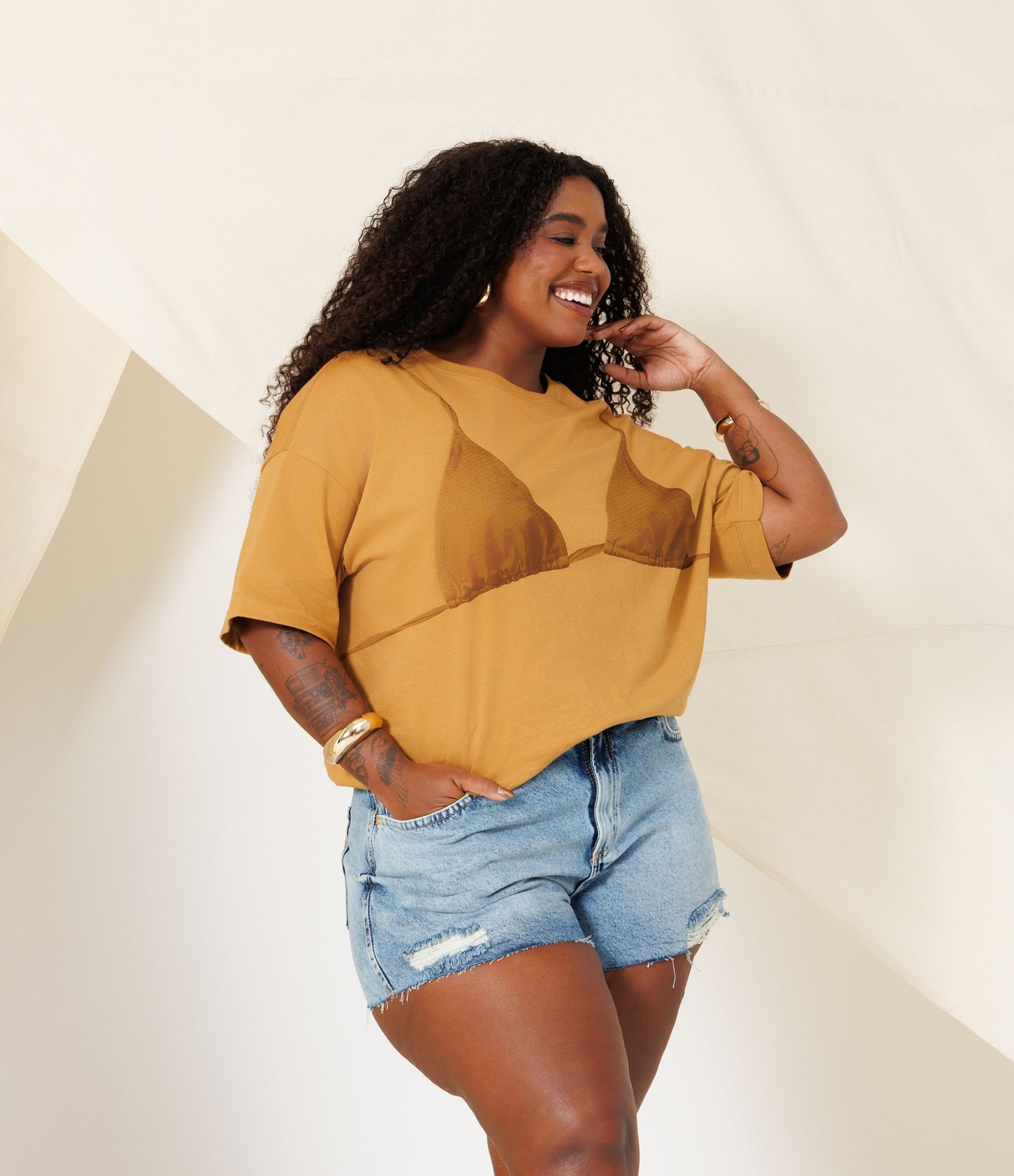 Camiseta Oversized com Photoprint Biquini Curve & Plus Size Marrom 2