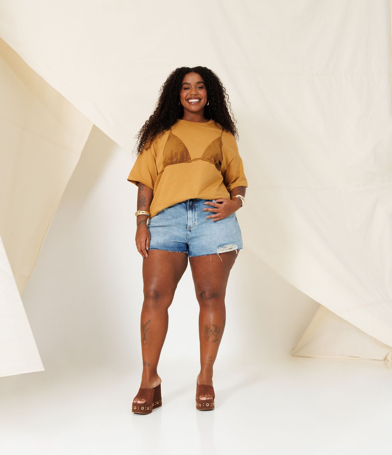 Camiseta Oversized com Photoprint Biquini Curve & Plus Size Marrom 3