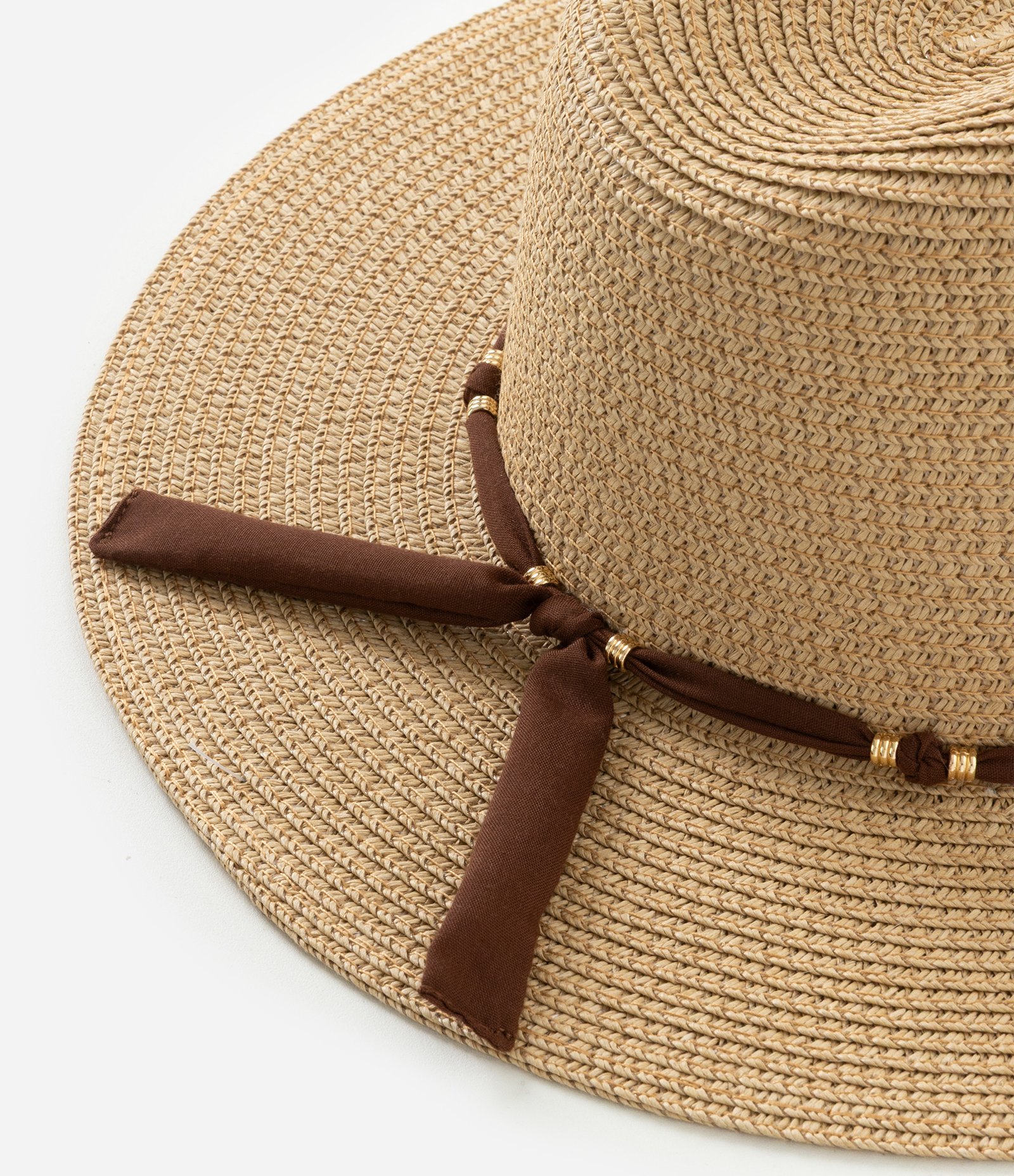 Chapéu Estruturado com Faixa e Pingentes Metálicos Bege 3