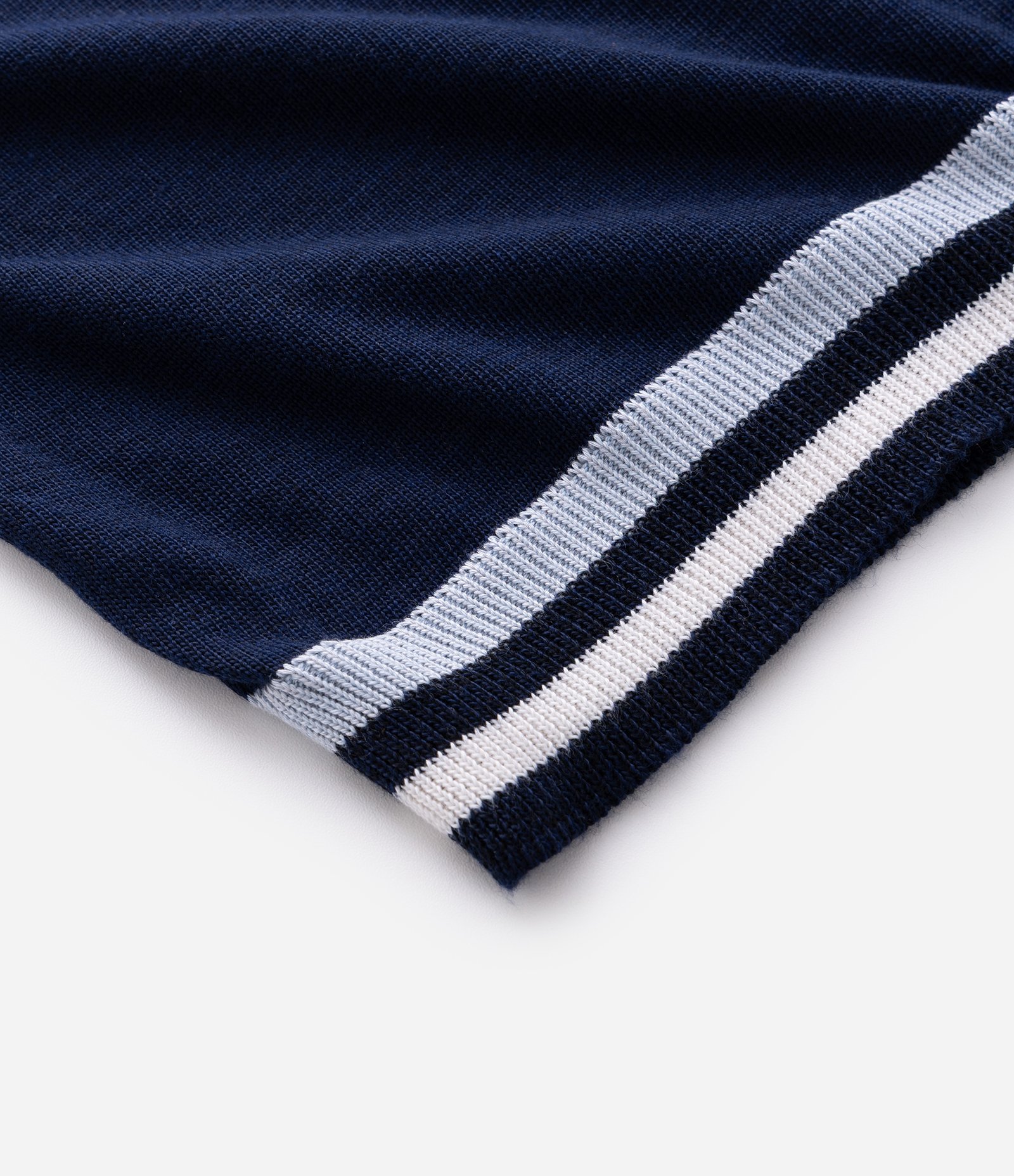 Polo com Bolso e Listras na Gola e Barra Azul 4