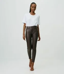 Calça Skinny em Sarja Resinada com Cintura Média