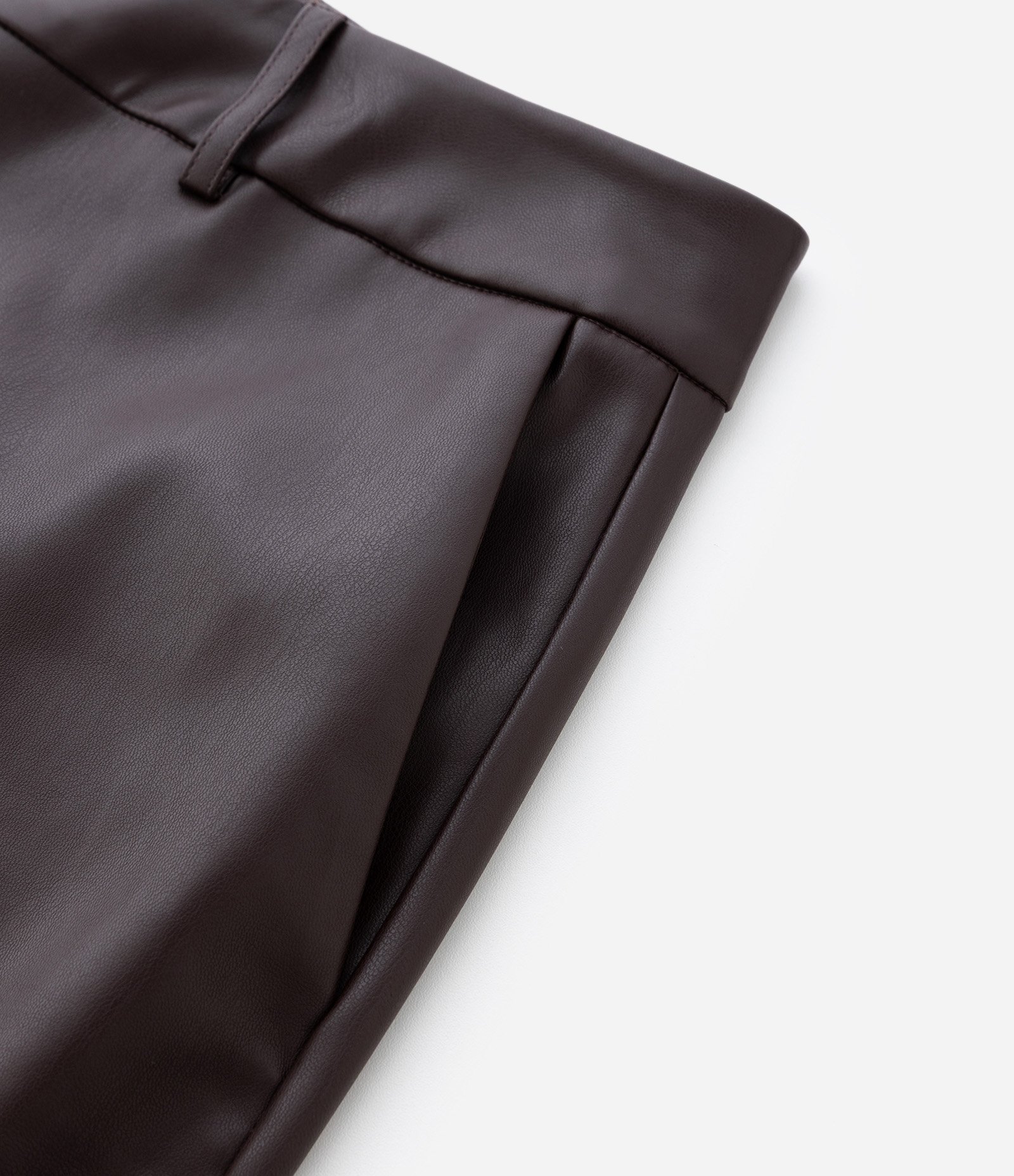 Calça PU Barrel com Recortes e Bolso Faca Curve & Plus Size Marrom 5