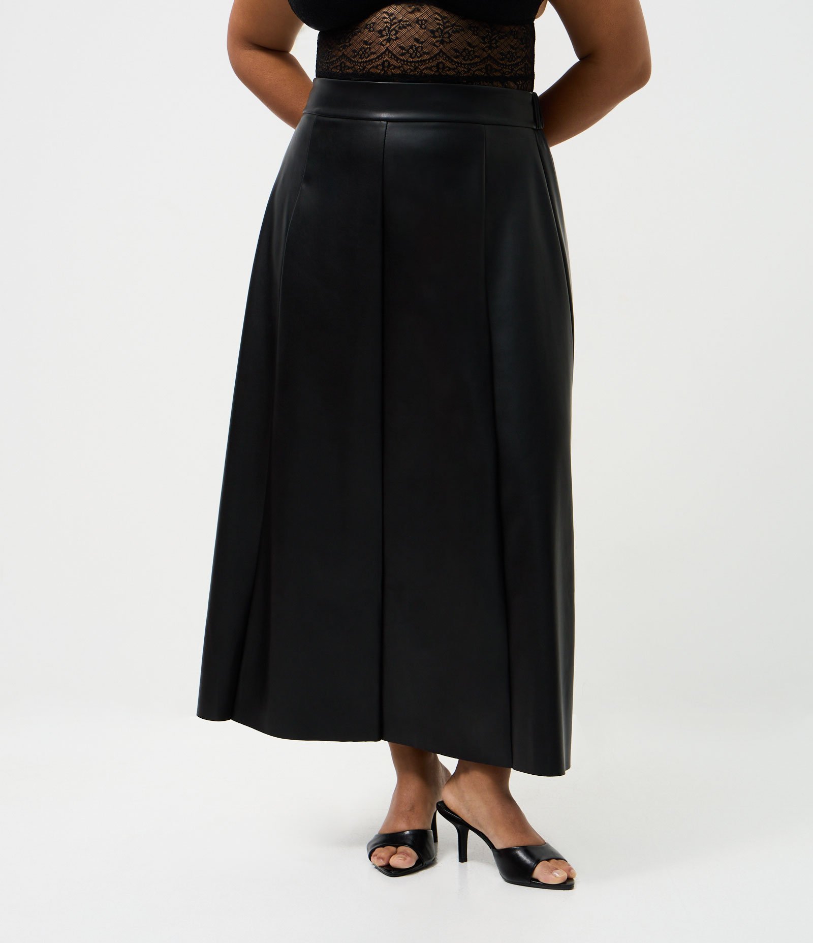 Saia Midi em PU Lisa Modelagem Evasê Curve & Plus Size Preto 2