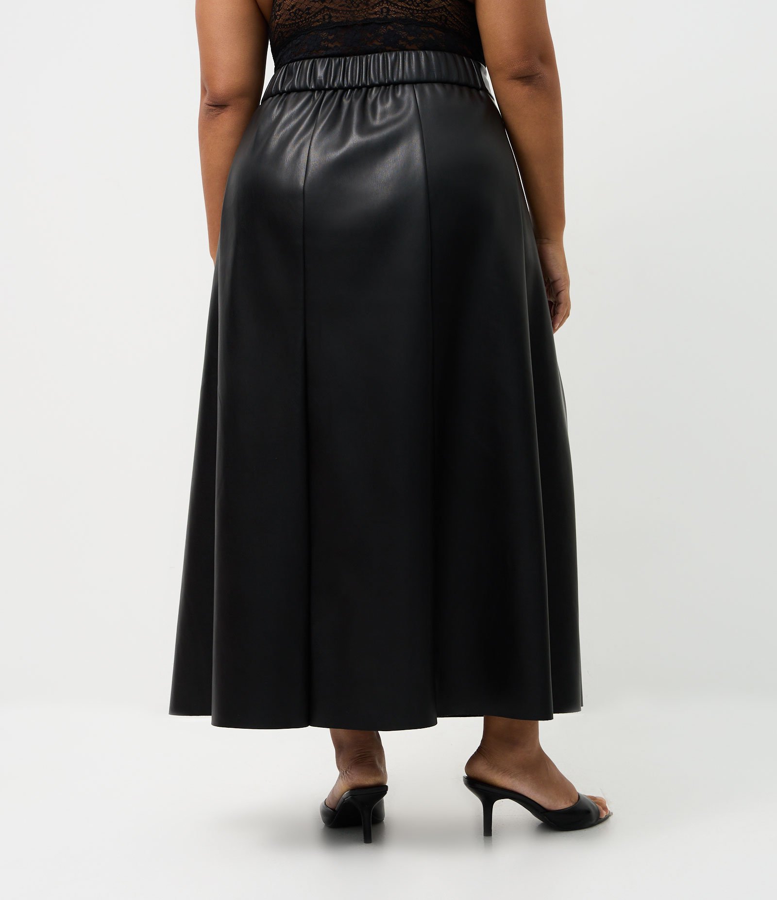 Saia Midi em PU Lisa Modelagem Evasê Curve & Plus Size Preto 4