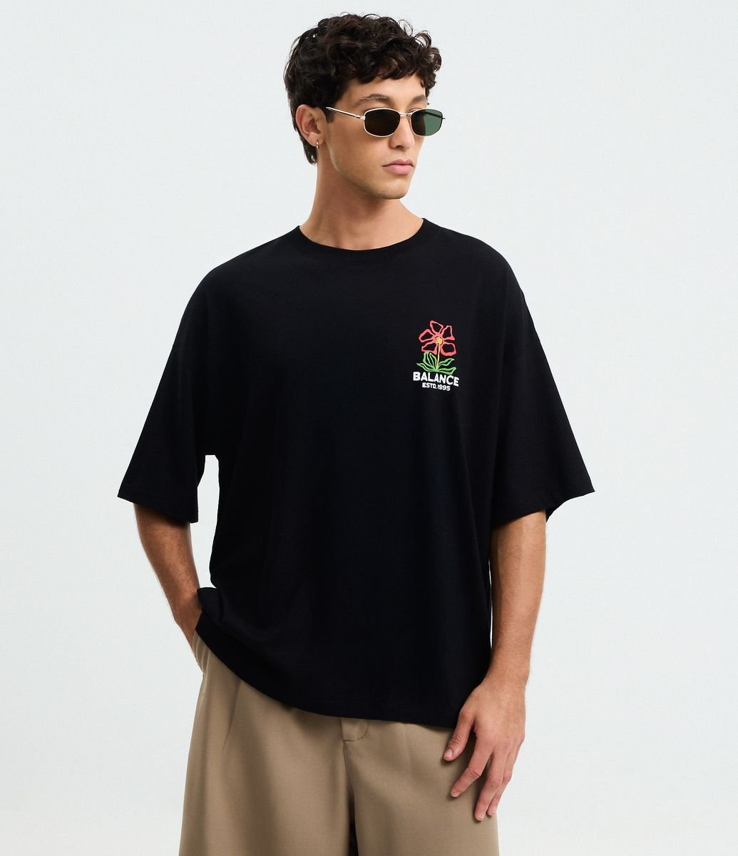 Camiseta Oversized em Algodão com Estampa de Flor e Lettering Preto
