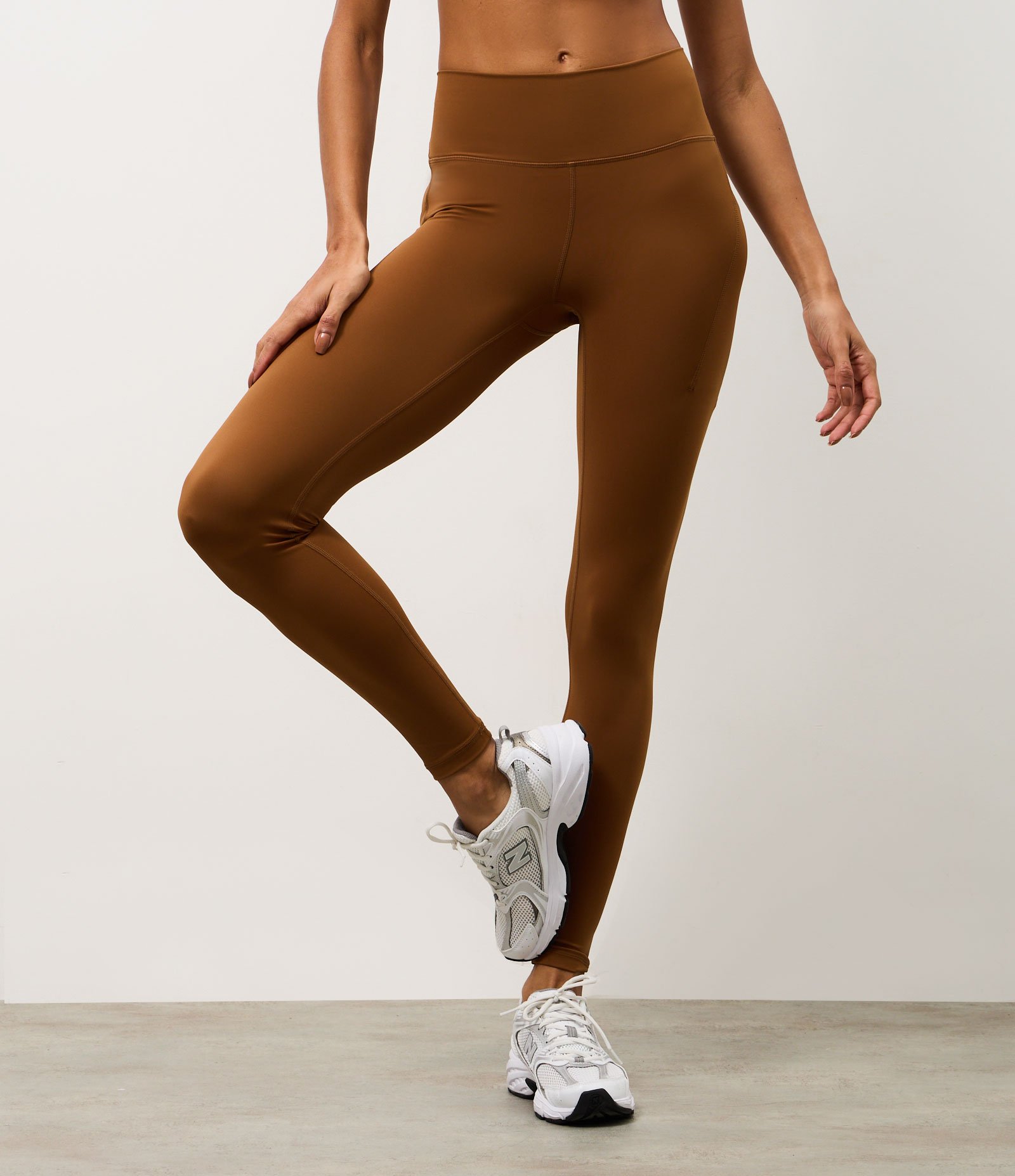 Calca Legging Esportiva em Microfibra com Bolsos Marrom 2