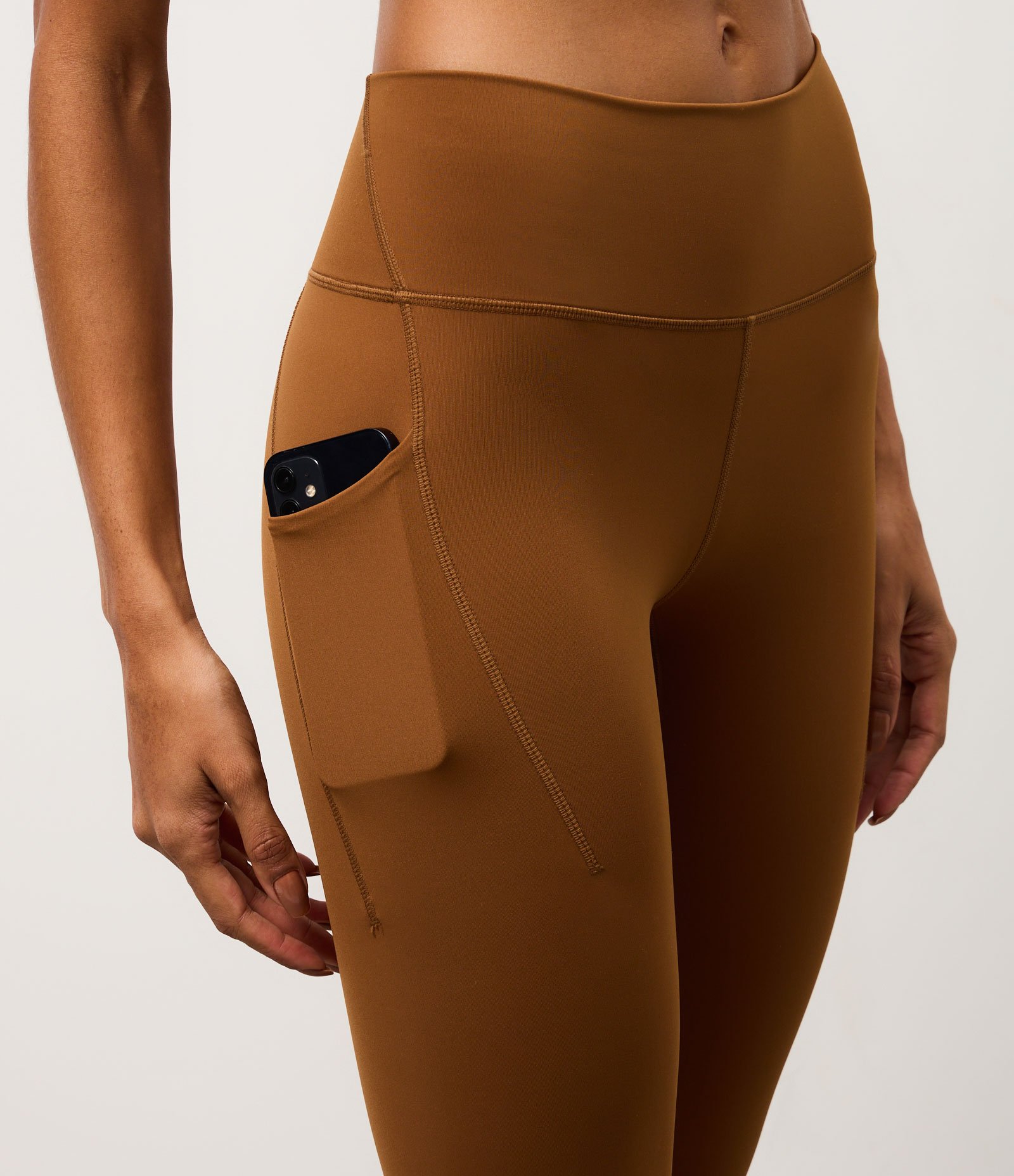 Calca Legging Esportiva em Microfibra com Bolsos Marrom 3