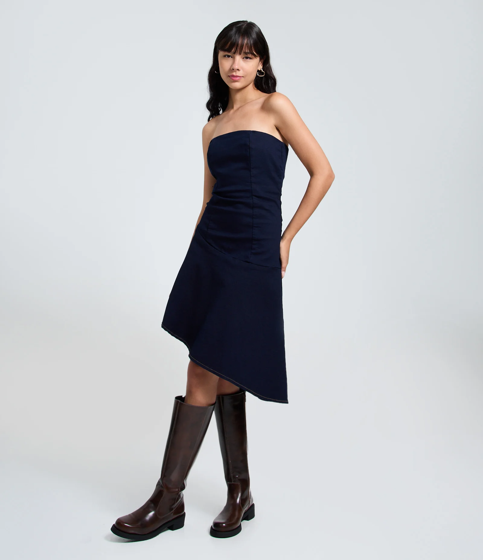 Vestido Curto em Jeans com Decote Tomara que Caia e Barra Assimétrica Azul  Marinho
