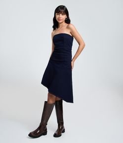 Vestido Curto em Jeans com Decote Tomara que Caia e Barra Assimétrica