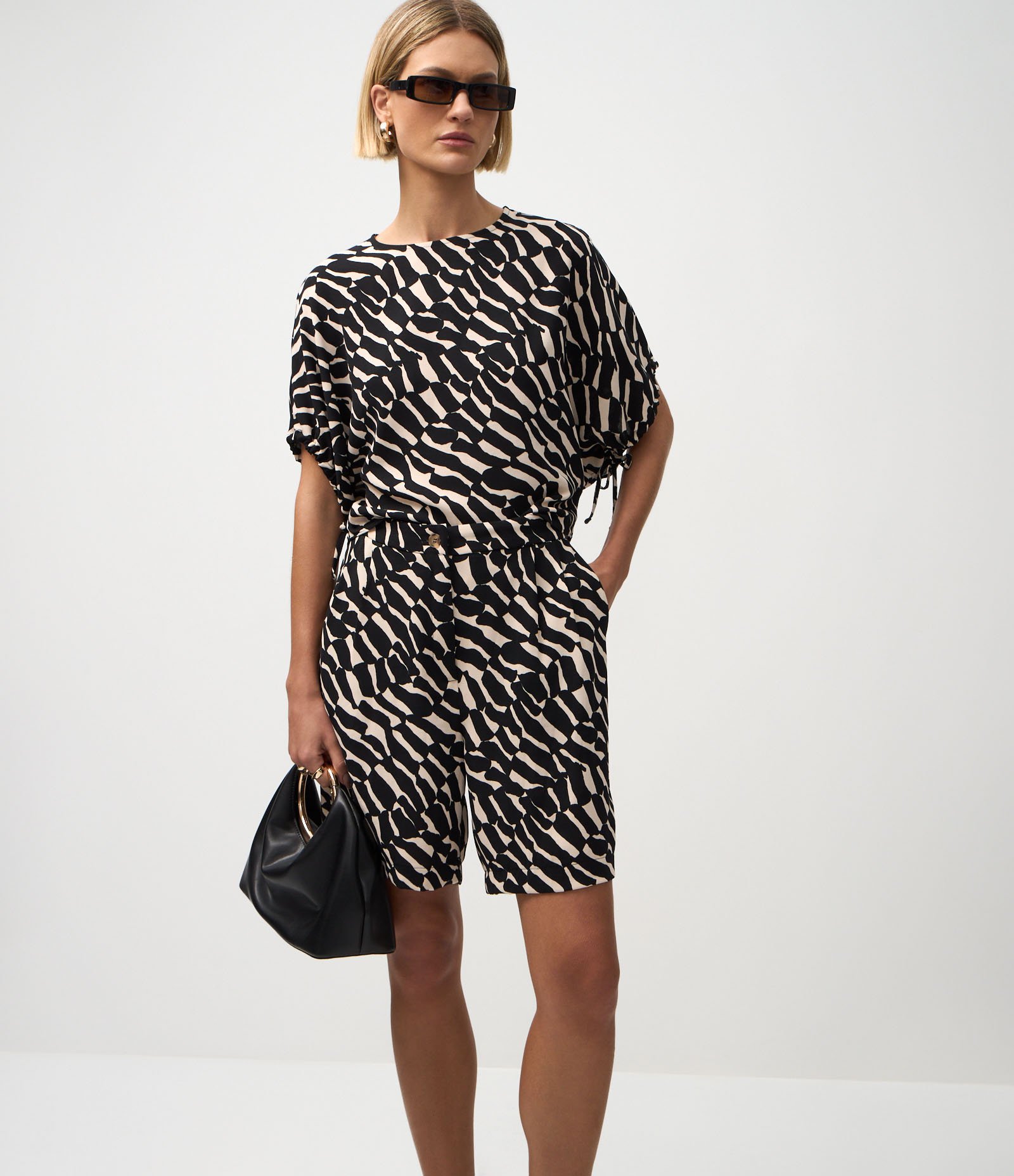 Short em Airflow com Estampa Abstrata Zebra Preto/Bege 2