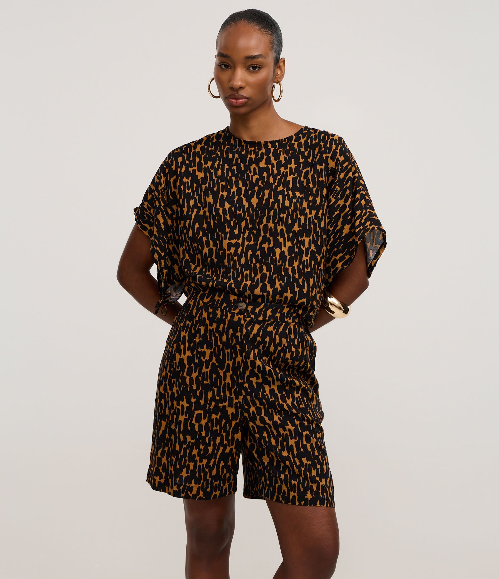 Short em Viscose com Elástico no Cós e Estampa Onça Laranja/Preto 2