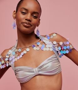 Top em Efeito Metalizado com Torção no Busto e Amarração nas Costas