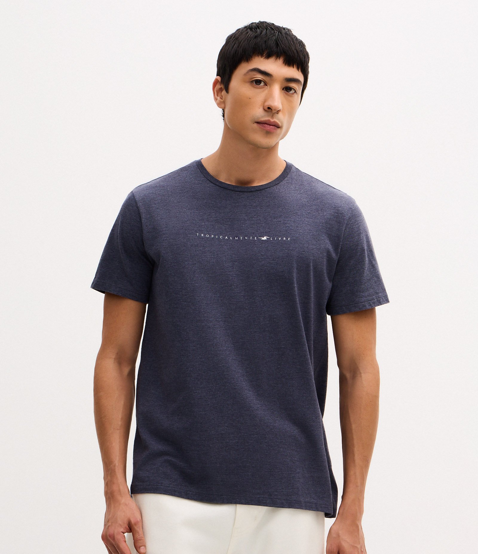 Camiseta Comfort em Algodão com Estampa Localizada Tropicalmente Azul 1