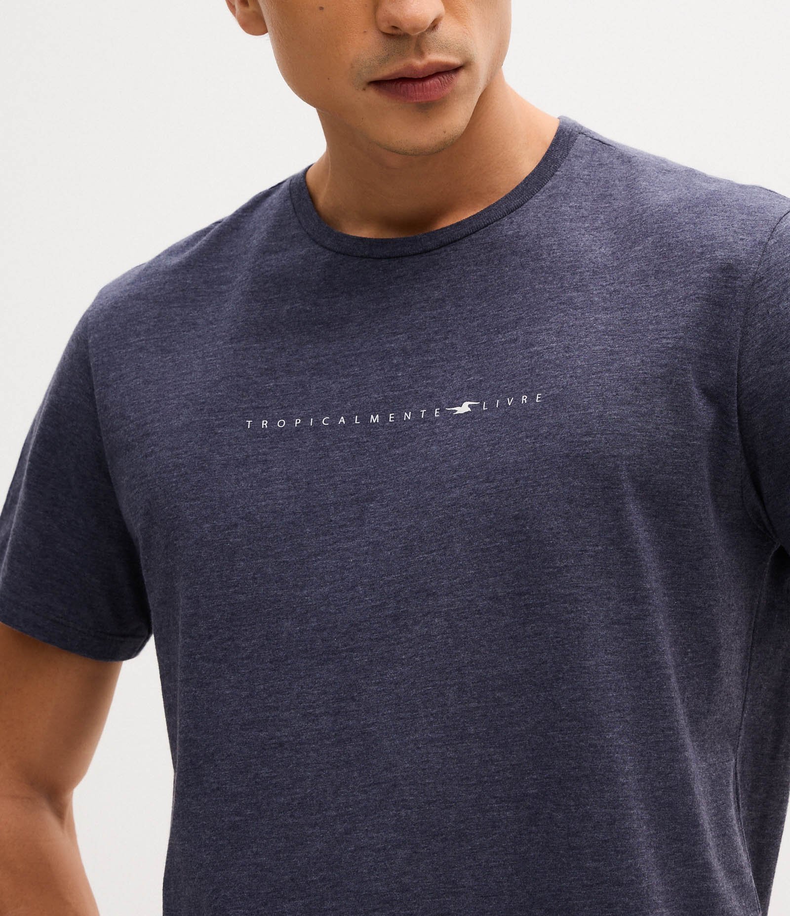 Camiseta Comfort em Algodão com Estampa Localizada Tropicalmente Azul 3