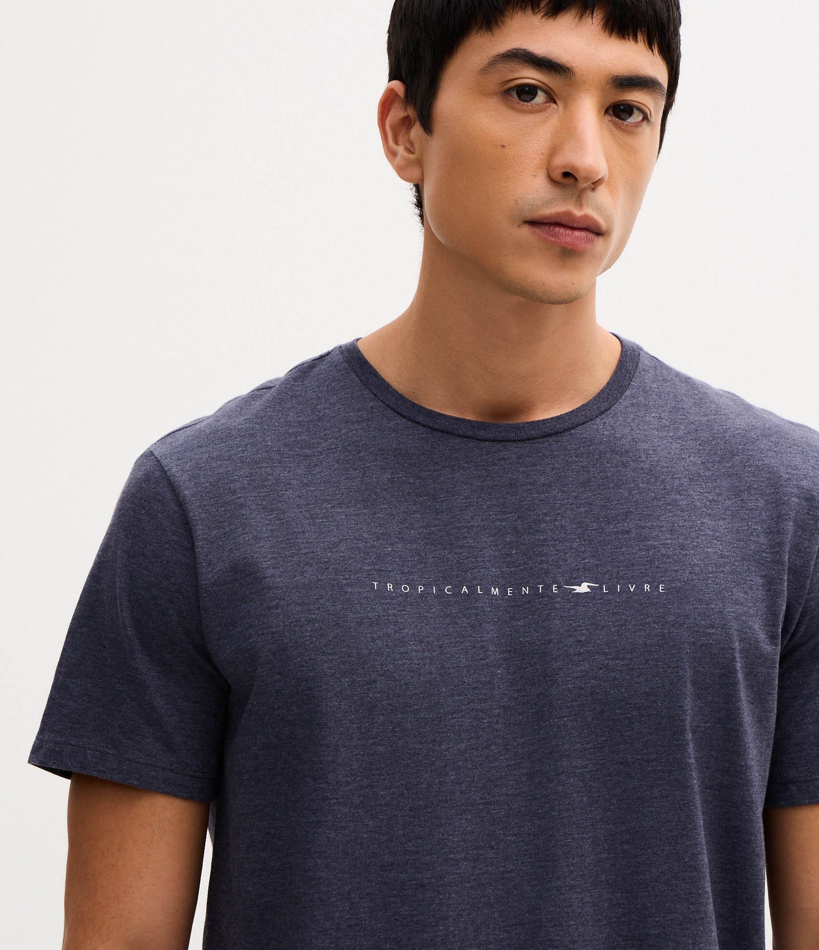 Camiseta Comfort em Algodão com Estampa Localizada Tropicalmente Azul 4