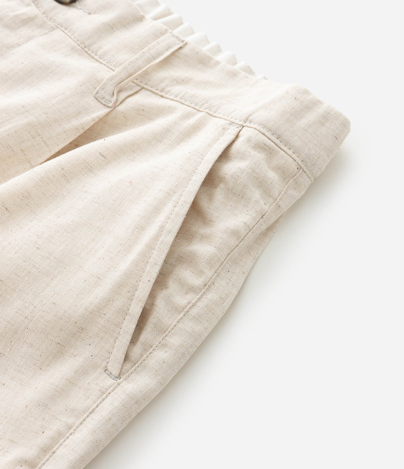 Bermuda em Viscolinho com Bolso Posterior Bege 9