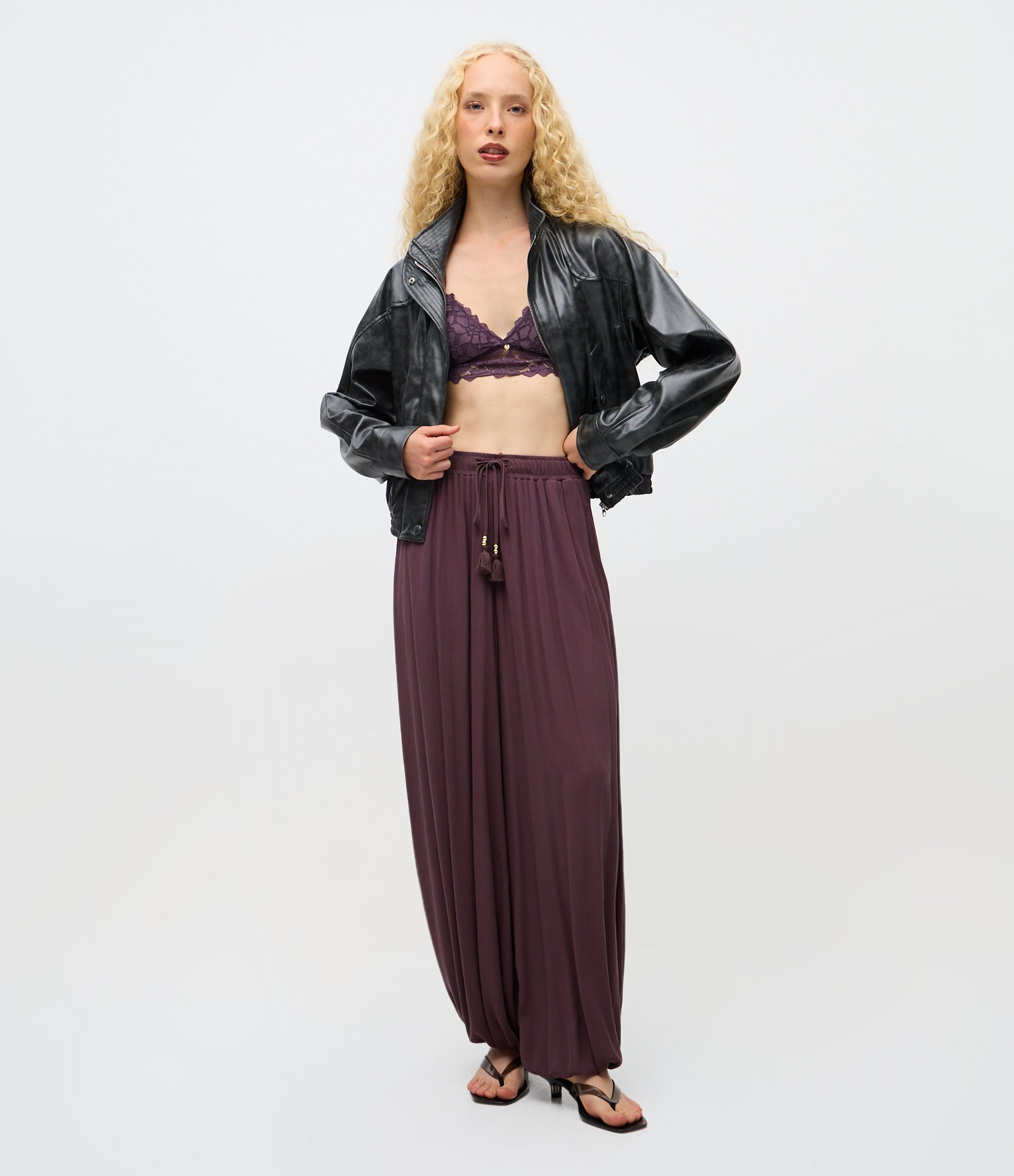 Calça Balloon em Viscose com Barra Franzida Bordô 1