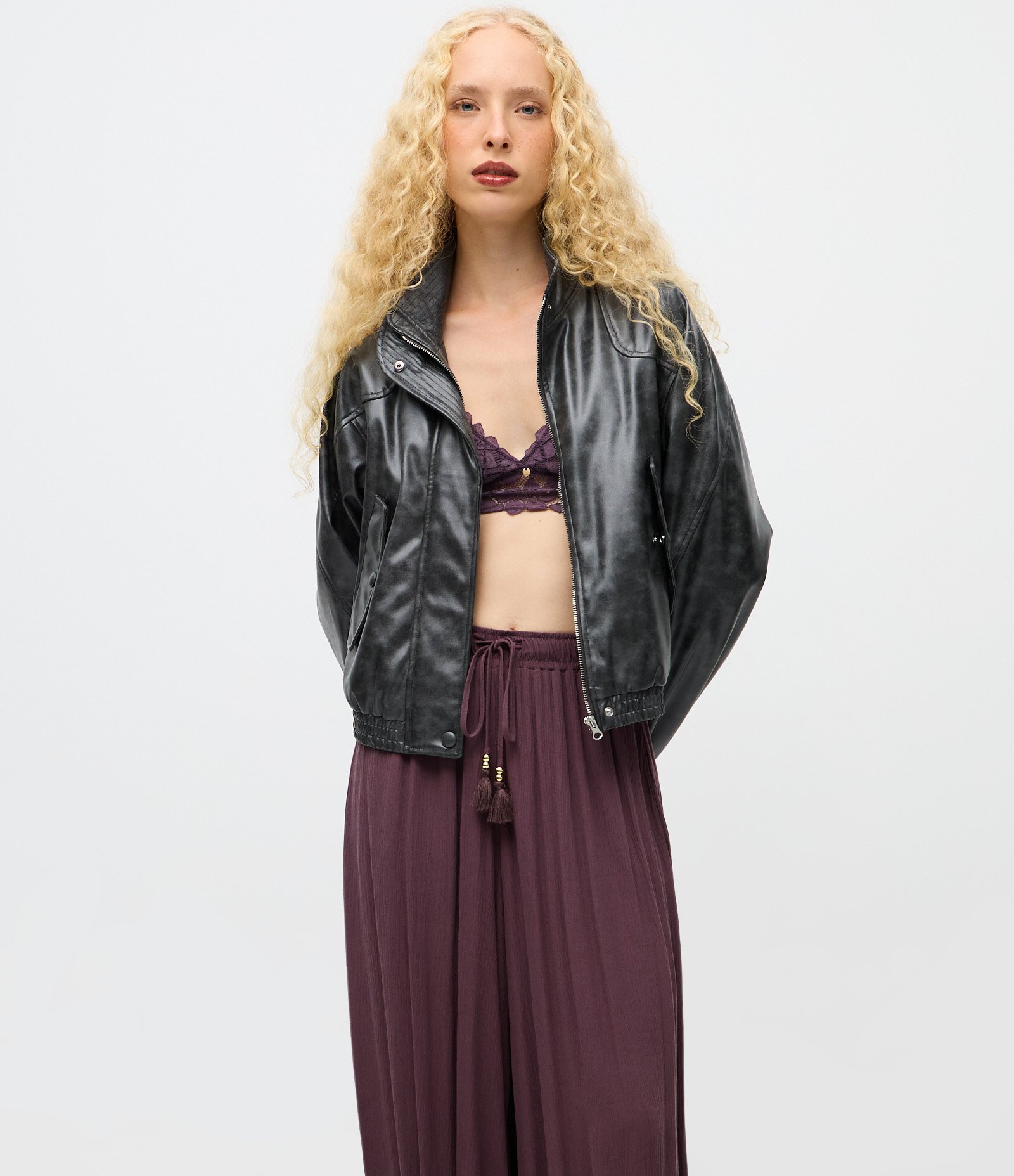 Calça Balloon em Viscose com Barra Franzida Bordô 2