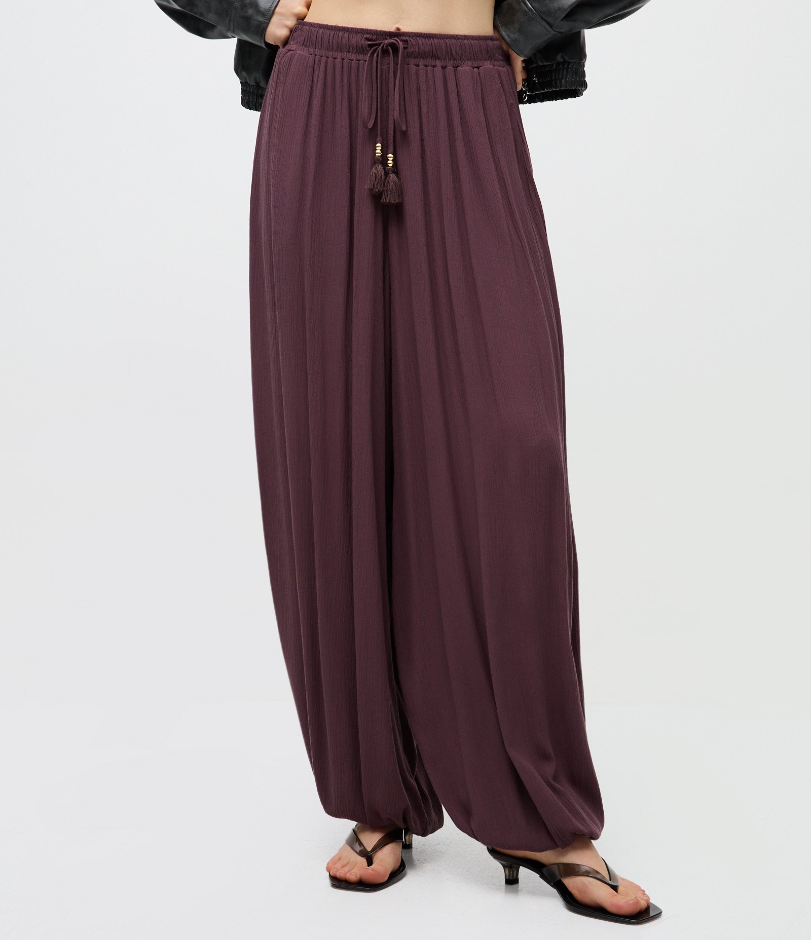 Calça Balloon em Viscose com Barra Franzida Bordô 3