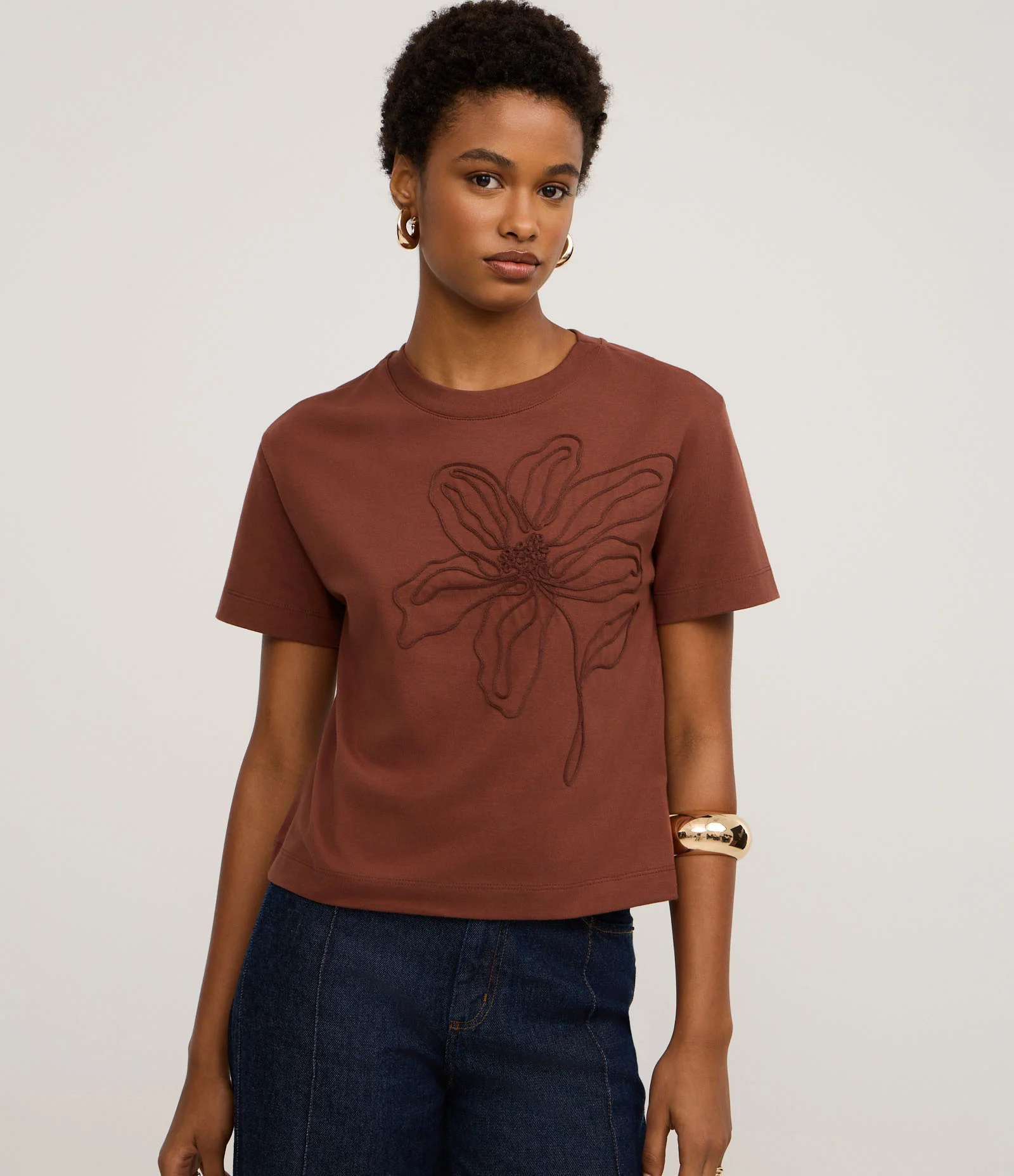 Camiseta Manga Curta com Bordado Floral Marrom 1