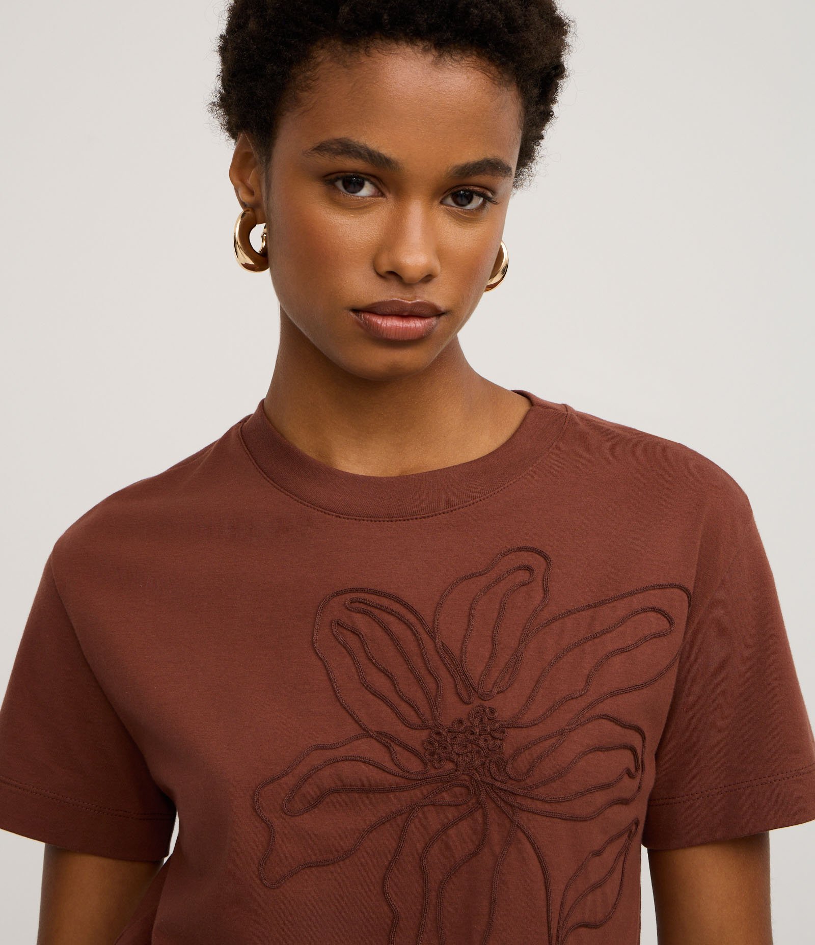 Camiseta Manga Curta com Bordado Floral Marrom 3